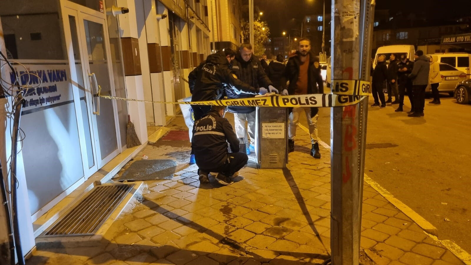 AK Parti il binasına molotoflu saldırı! Kar maskeli saldırganlar içeri girmek istedi - 3. Resim