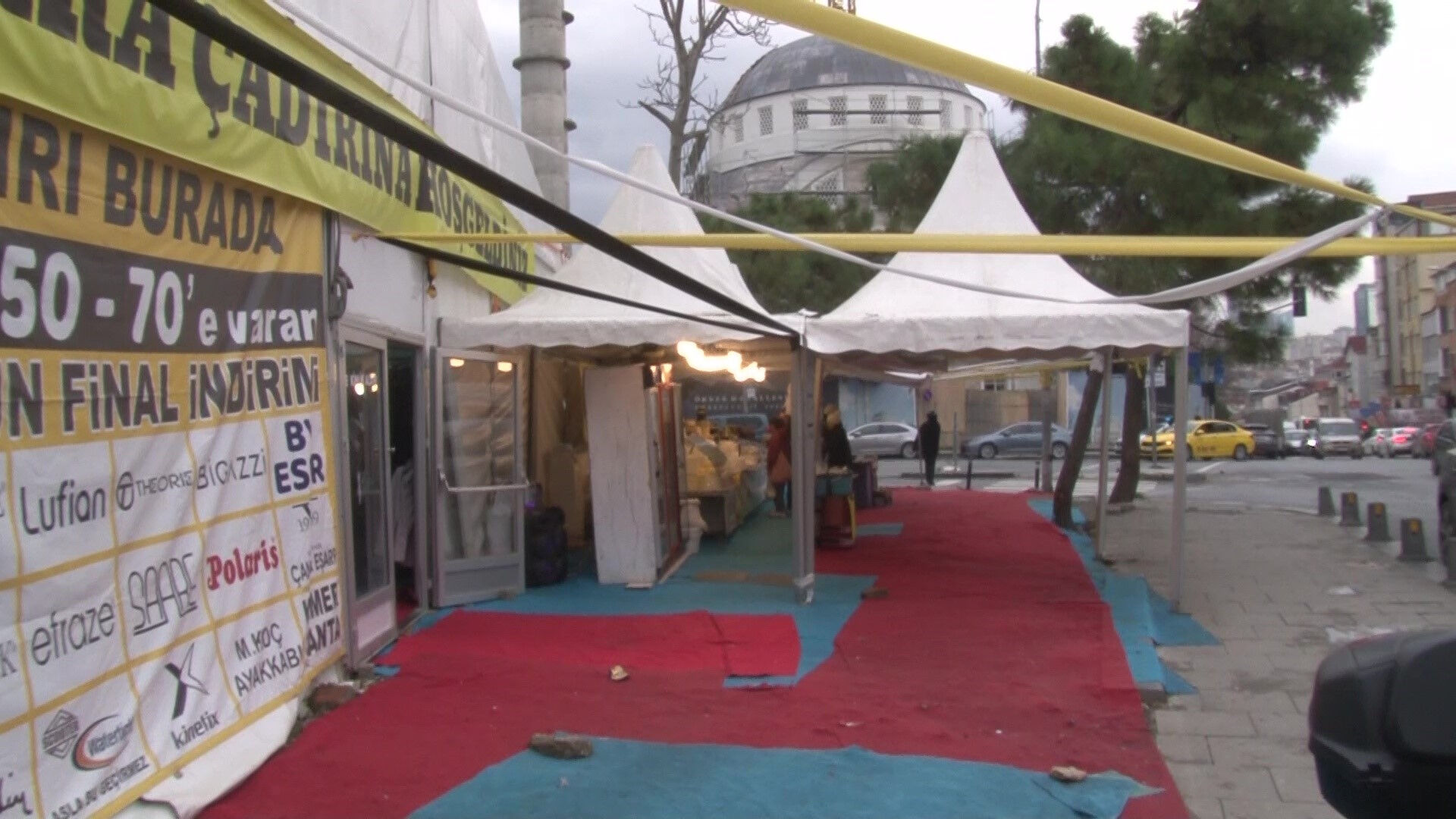 Ataşehir'deki indirim çadırına yoğun ilgi! Esnafın da müşterinin de yüzü gülüyor Ataşehir'deki indirim çadırına yoğun ilgi! Esnafın da müşterinin de yüzü gülüyor - 1. Resim