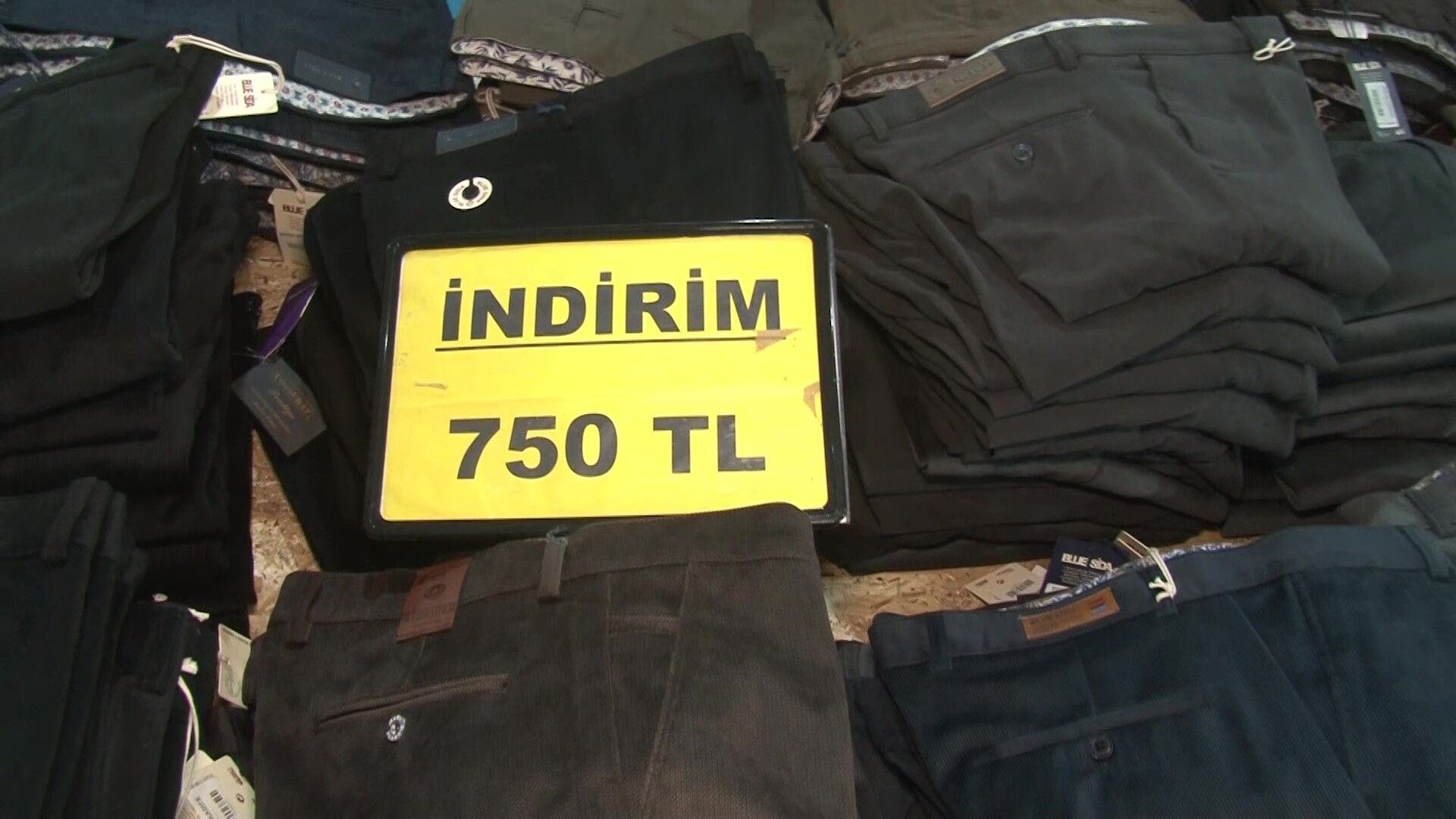 Ataşehir'deki indirim çadırına yoğun ilgi! Esnafın da müşterinin de yüzü gülüyor Ataşehir'deki indirim çadırına yoğun ilgi! Esnafın da müşterinin de yüzü gülüyor - 3. Resim