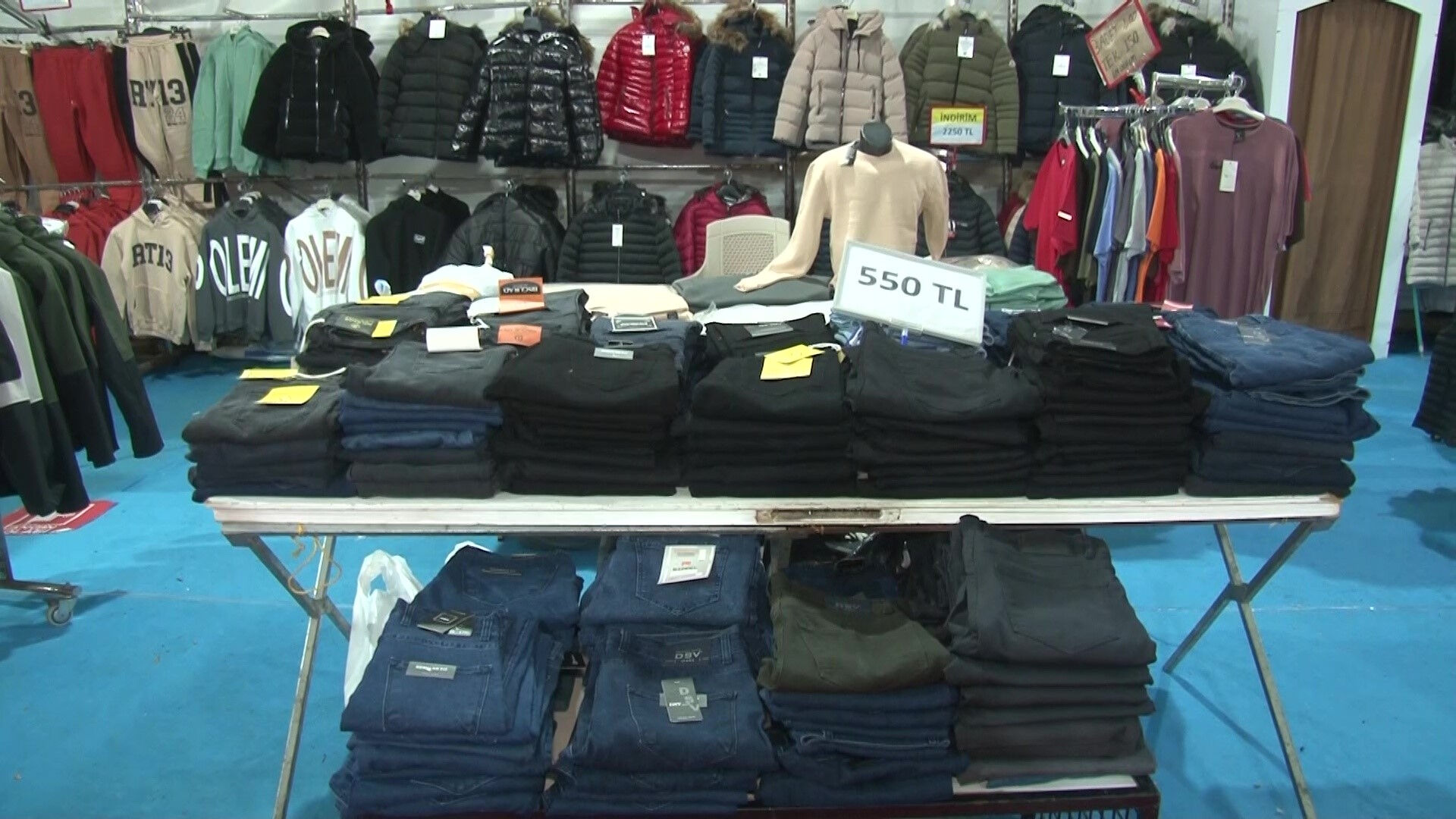 Ataşehir'deki indirim çadırına yoğun ilgi! Esnafın da müşterinin de yüzü gülüyor Ataşehir'deki indirim çadırına yoğun ilgi! Esnafın da müşterinin de yüzü gülüyor - 2. Resim