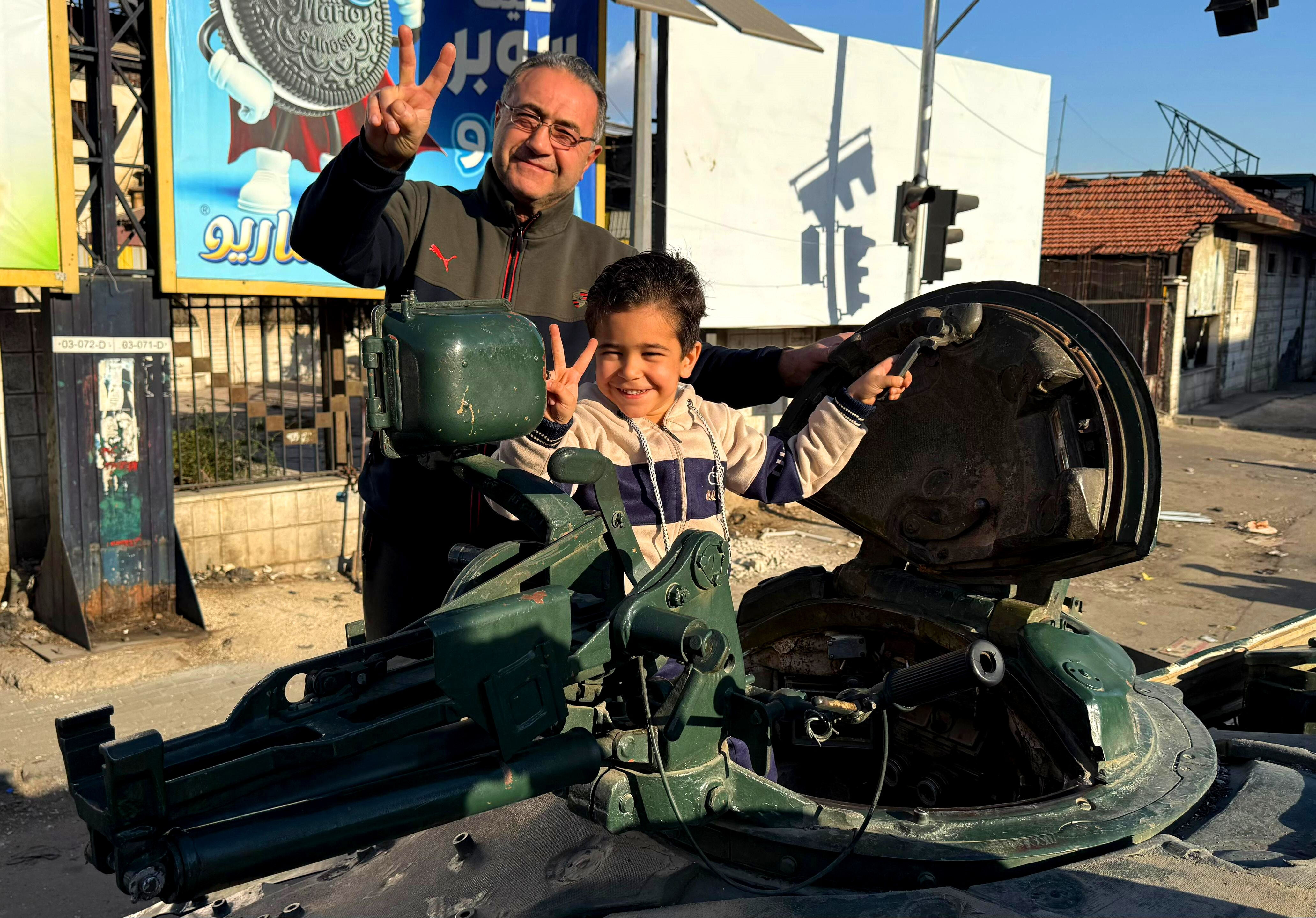 Esad'ın tankları çocuklara oyuncak oldu! Zafer pozu verdiler, içine girip oynadılar - 3. Resim