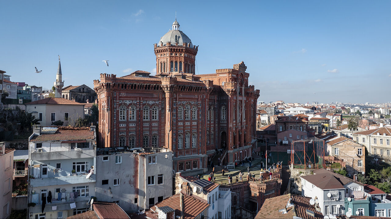 Fatih Sultan Mehmed'in verdiği izinle kuruldu! Özel Fener Rum Ortaokulu ve Lisesi ziyarete açıldı - 1. Resim