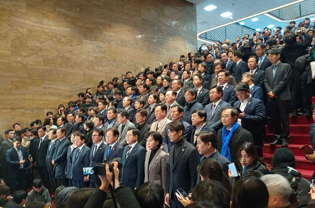 Güney Kore'de Devlet Başkanı Yoon'un azli kabul edildi! Sıkı yönetim kararı almıştı Güney Kore'de Devlet Başkanı Yoon'un azli kabul edildi! Sıkı yönetim kararı almıştı - 1. Resim
