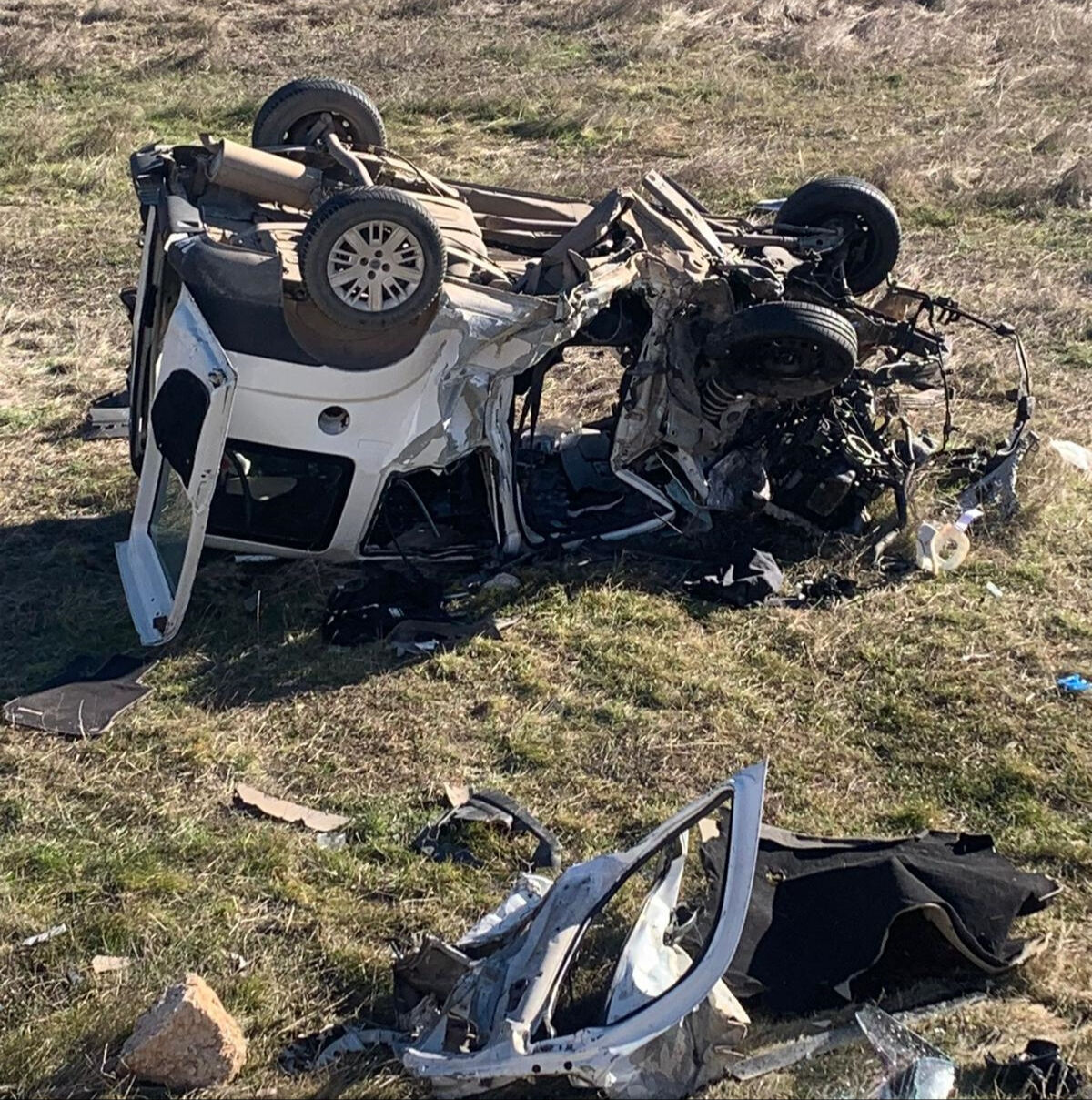 İki aracın çarpışmasında ortalık kan gölüne döndü: 2 ölü, 1 yaralı - 1. Resim
