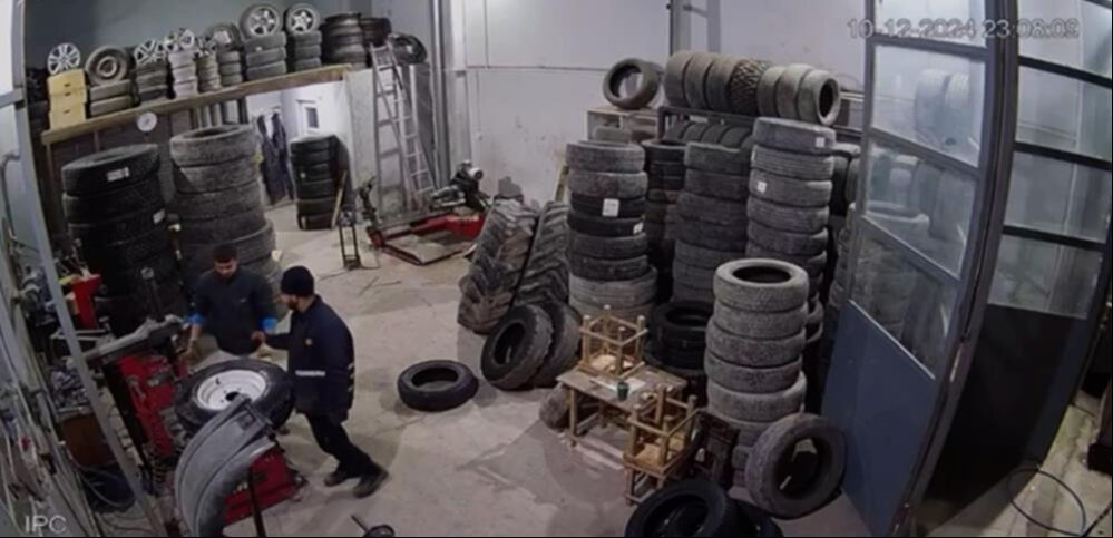 İşçiler lastik tamir ederken ölümden döndü - 1. Resim