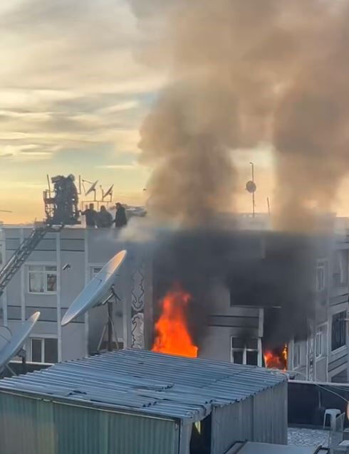 İstanbul'da korkutan yangın! 4 katlı binada alevler yükseldi - 2. Resim
