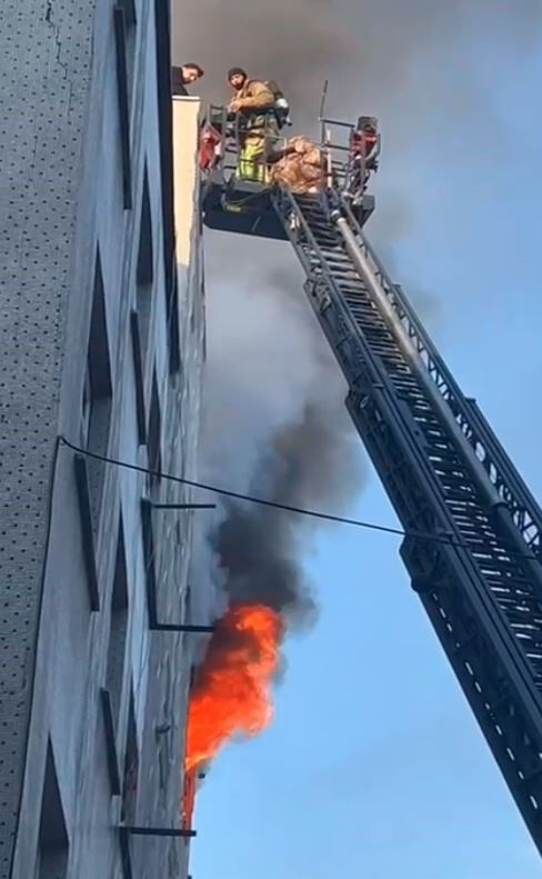 İstanbul'da korkutan yangın! 4 katlı binada alevler yükseldi - 1. Resim