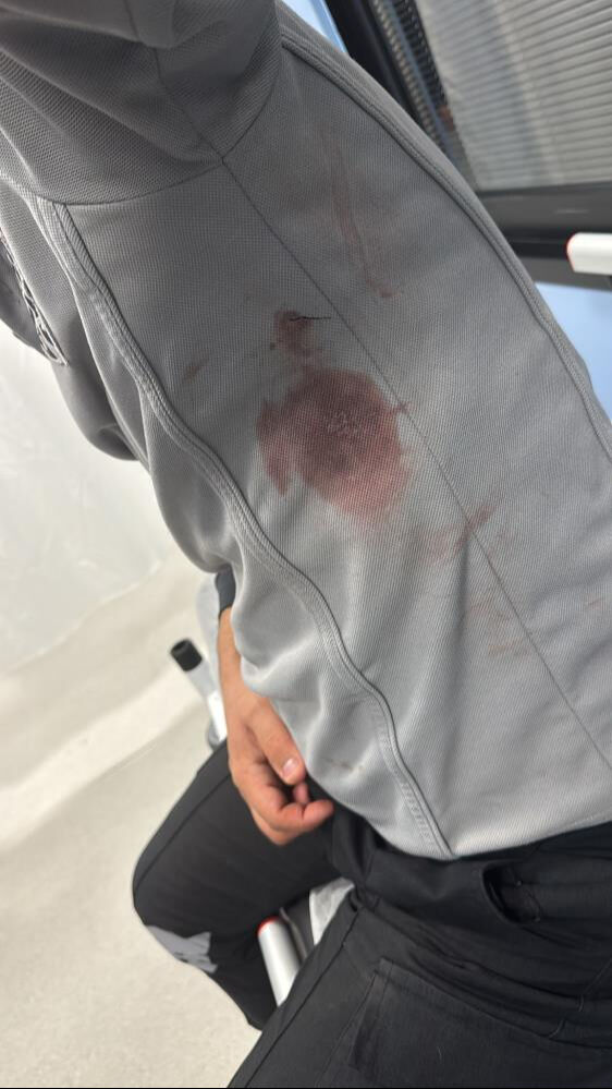 İZBAN'da sigara y&uuml;z&uuml;nden kavga &ccedil;ıktı! 2 g&uuml;venlik g&ouml;revlisi bı&ccedil;aklandı - 1. Resim