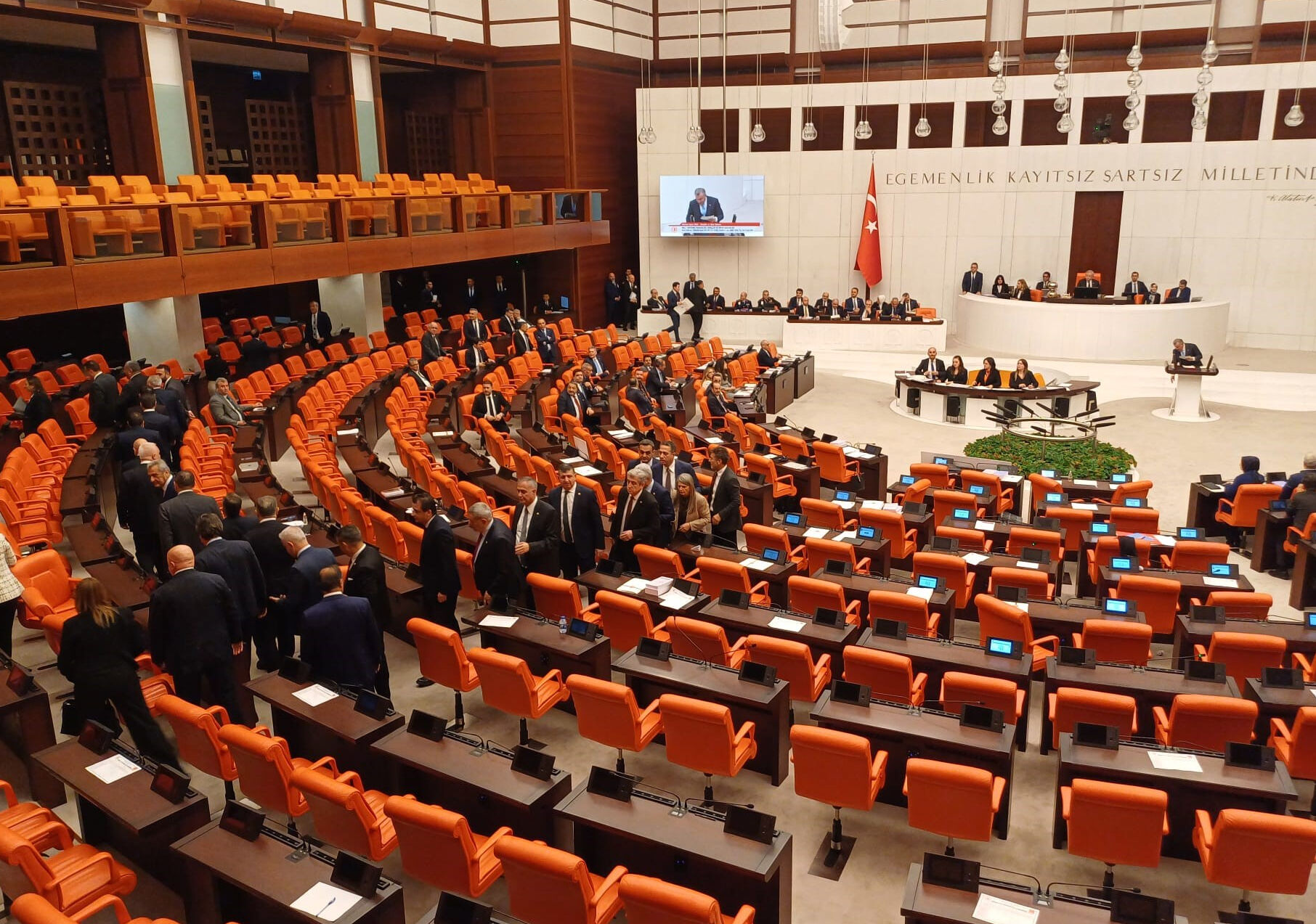 Meclis'te gergin sunum! Osman Aşkı Bak konuşurken CHP ve AK Partili vekiller birbirine girdi - 2. Resim