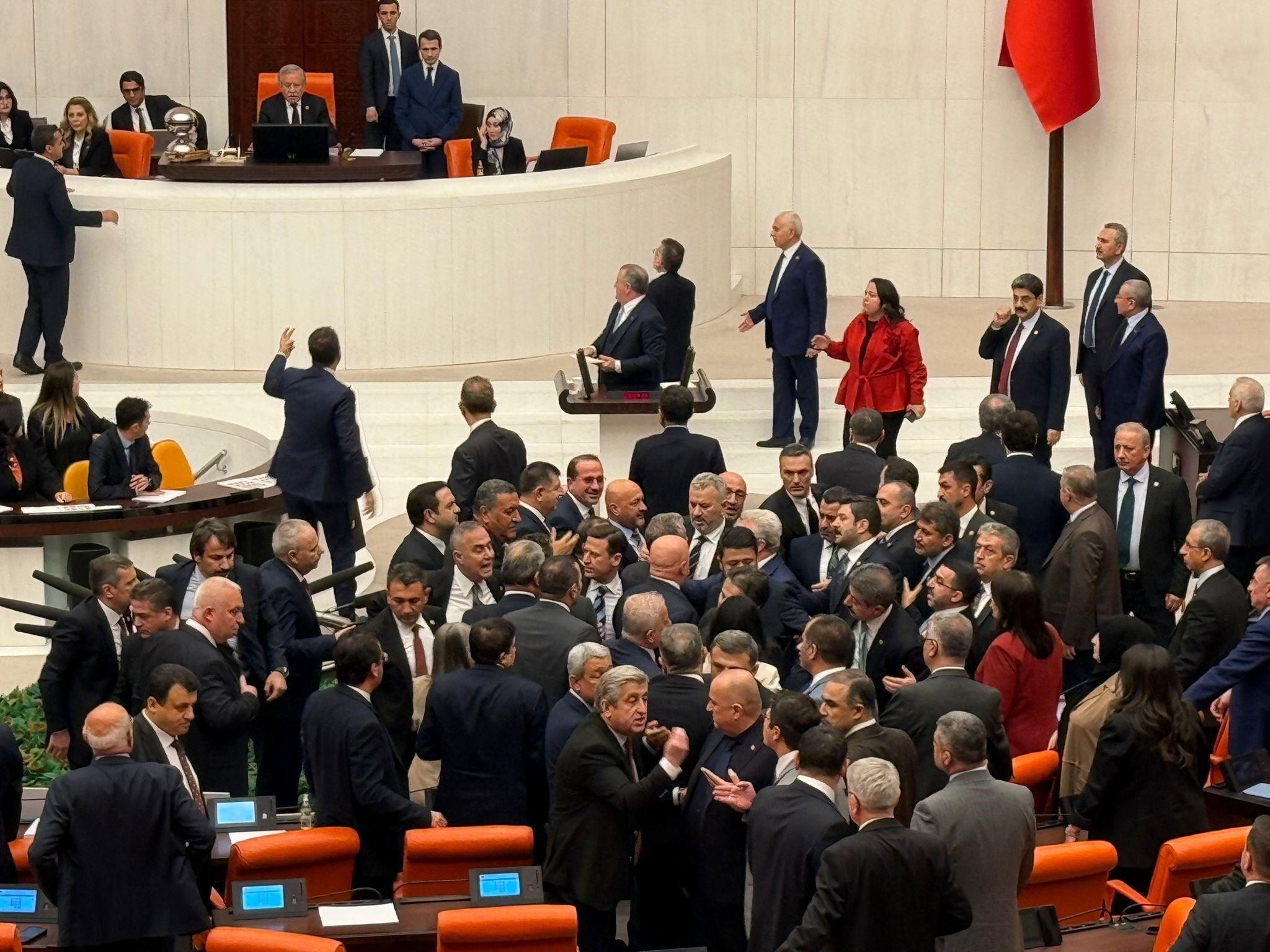 Meclis'te gergin sunum! Osman Aşkı Bak konuşurken CHP ve AK Partili vekiller birbirine girdi - 1. Resim