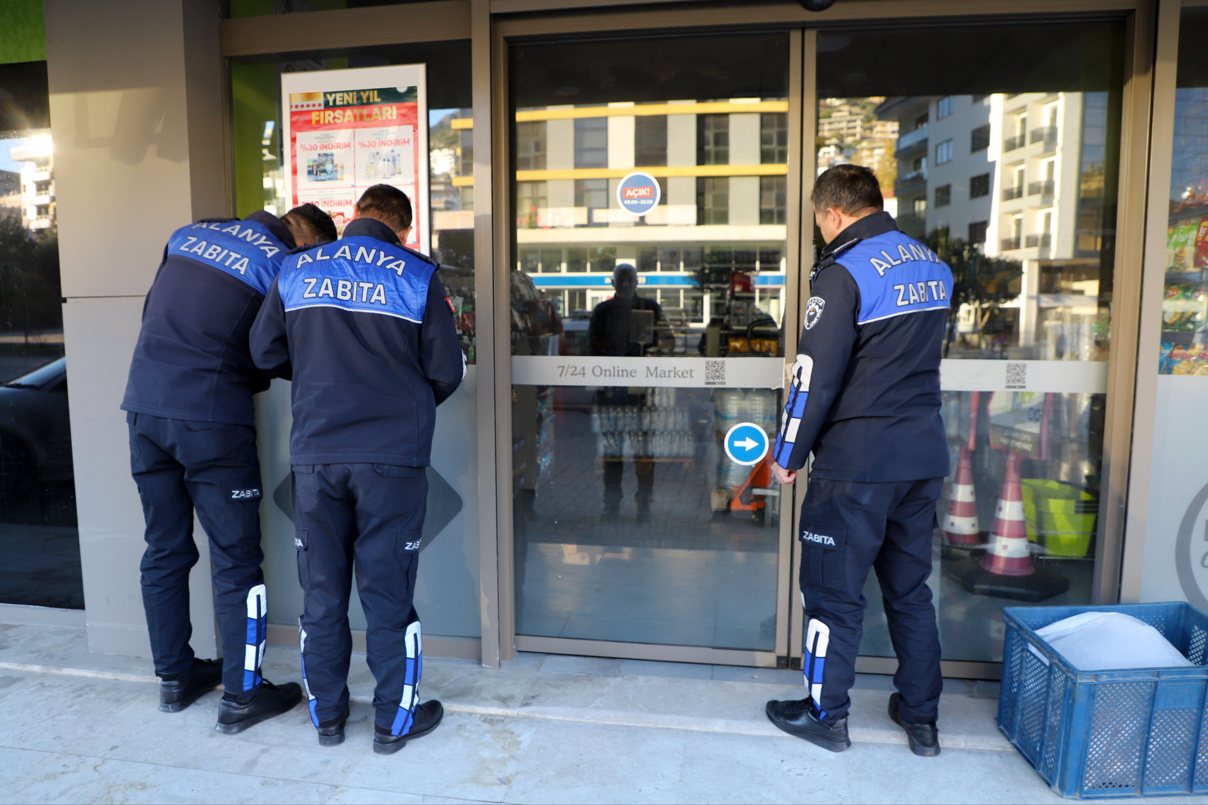 Tarihi geçmiş ürünler satıyorlardı! 3 zincir market mühürlendi Tarihi geçmiş ve bozulmuş ürünler satıyorlardı! 3 zincir market mühürlendi - 1. Resim