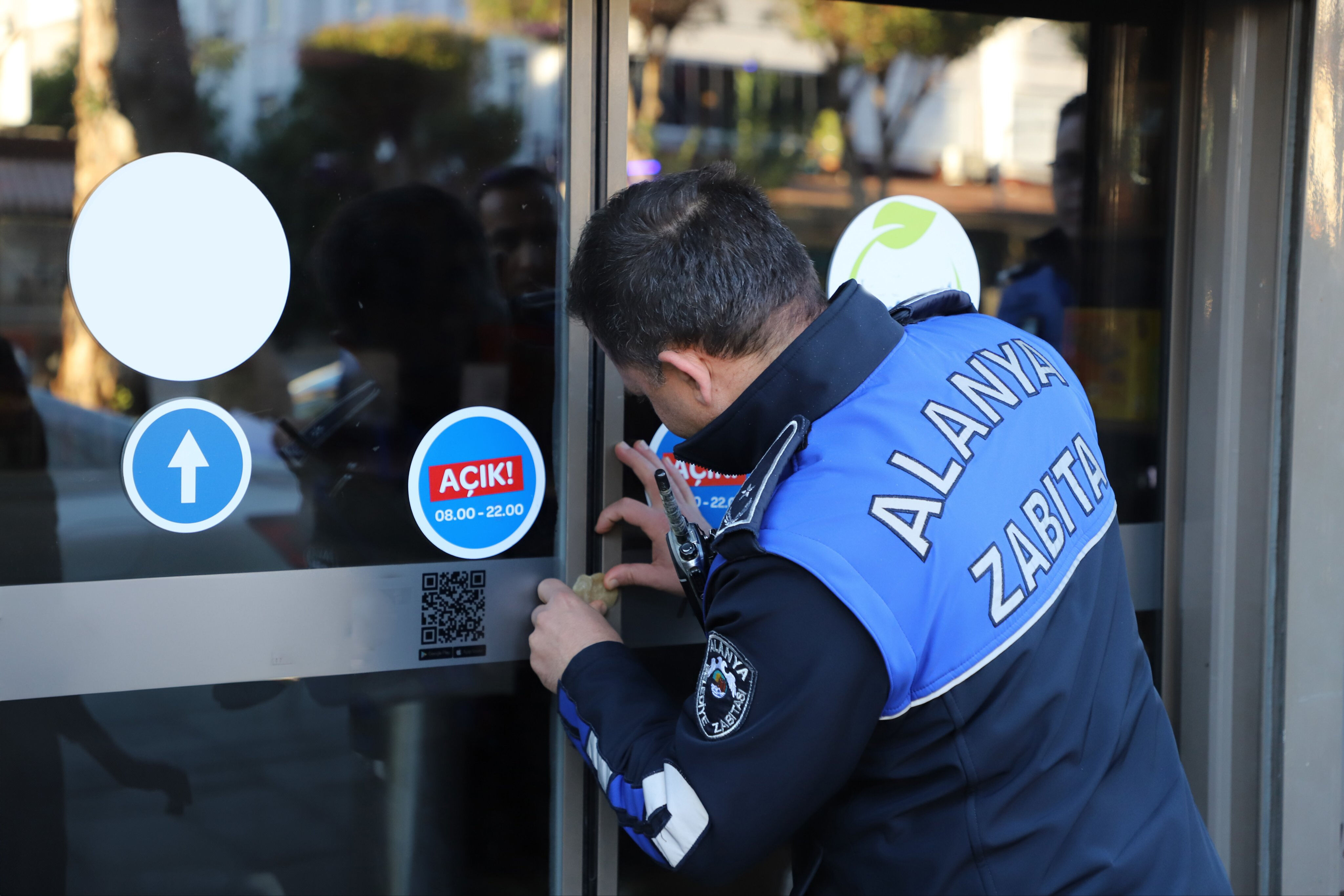 Tarihi geçmiş ürünler satıyorlardı! 3 zincir market mühürlendi Tarihi geçmiş ve bozulmuş ürünler satıyorlardı! 3 zincir market mühürlendi - 2. Resim