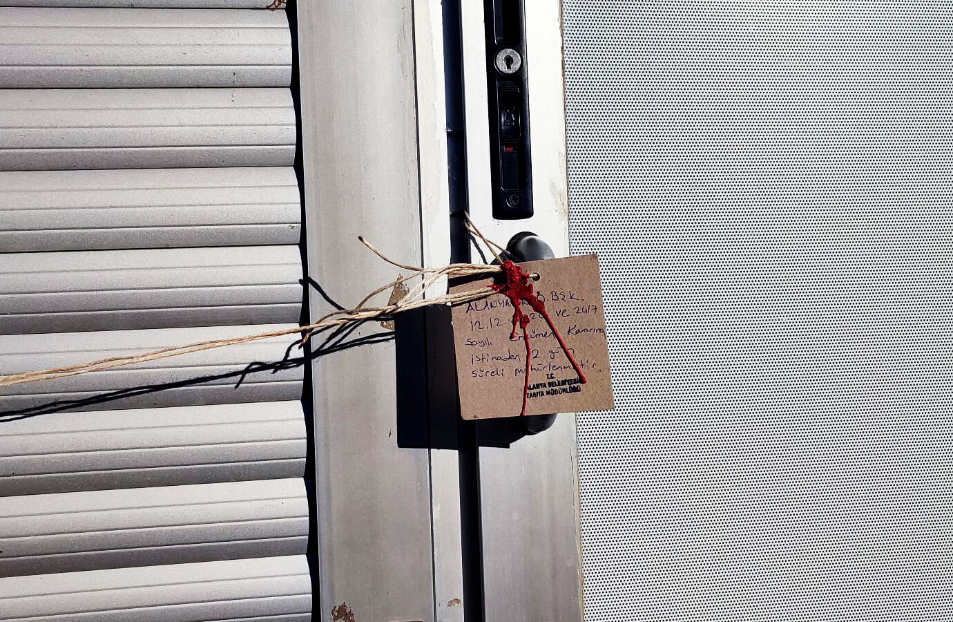 Tarihi geçmiş ürünler satıyorlardı! 3 zincir market mühürlendi Tarihi geçmiş ve bozulmuş ürünler satıyorlardı! 3 zincir market mühürlendi - 3. Resim