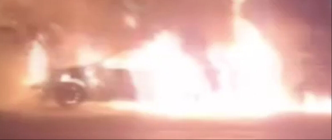 Üsküdar'da bir otomobil alev aldı! Korku dolu anlar - 2. Resim