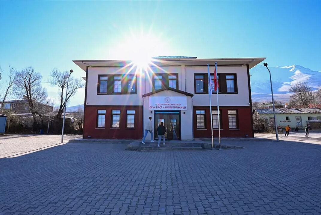 Vizontele Tuuba filmine konu olan Van'daki ilçeye 27 bin kitaplık kütüphane: 5 bin üyesi var - 1. Resim