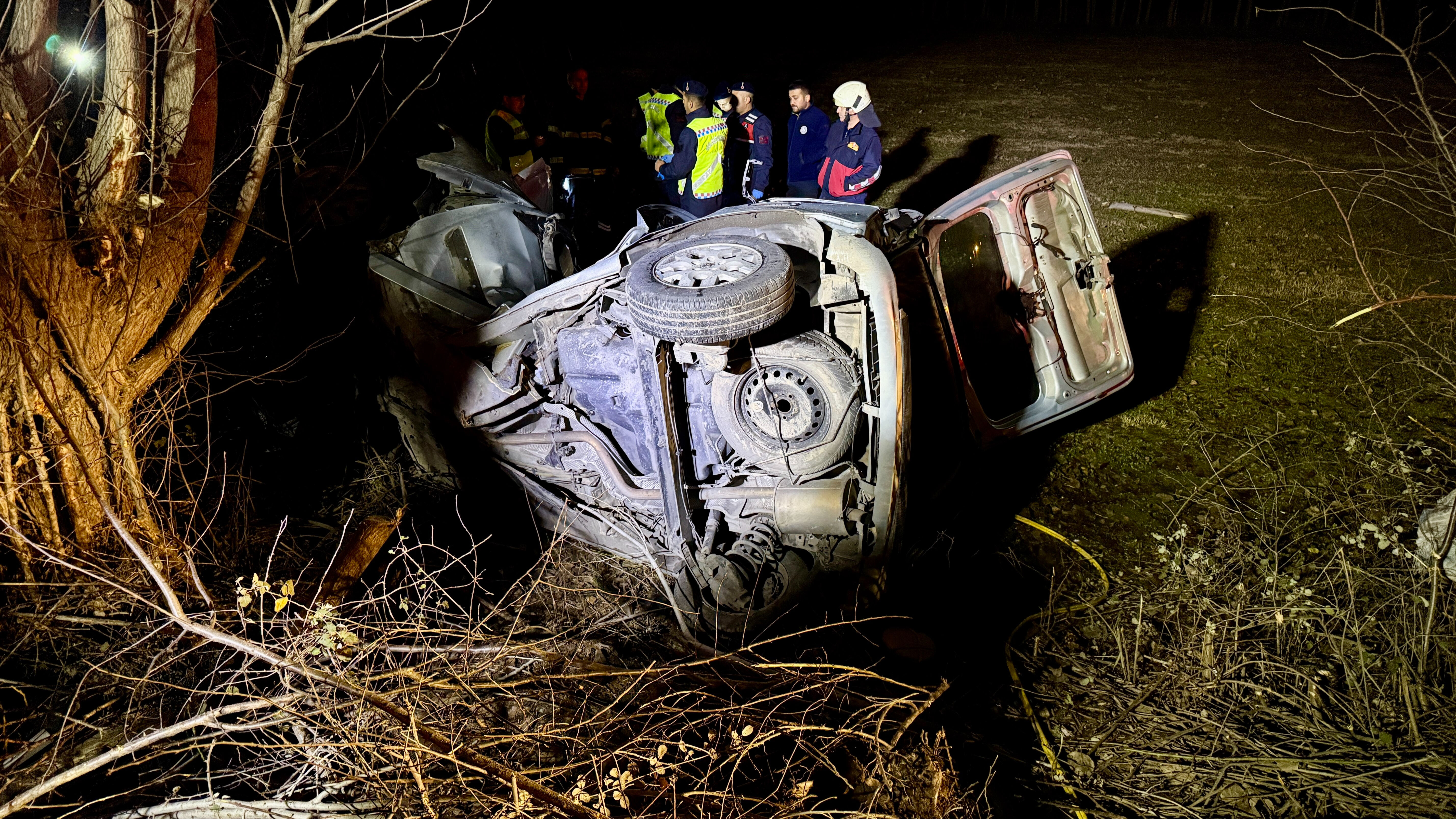 Yağış nedeniyle kontrolden çıktı! Devrilen araçtaki 3 kişi hayatını kaybetti - 1. Resim
