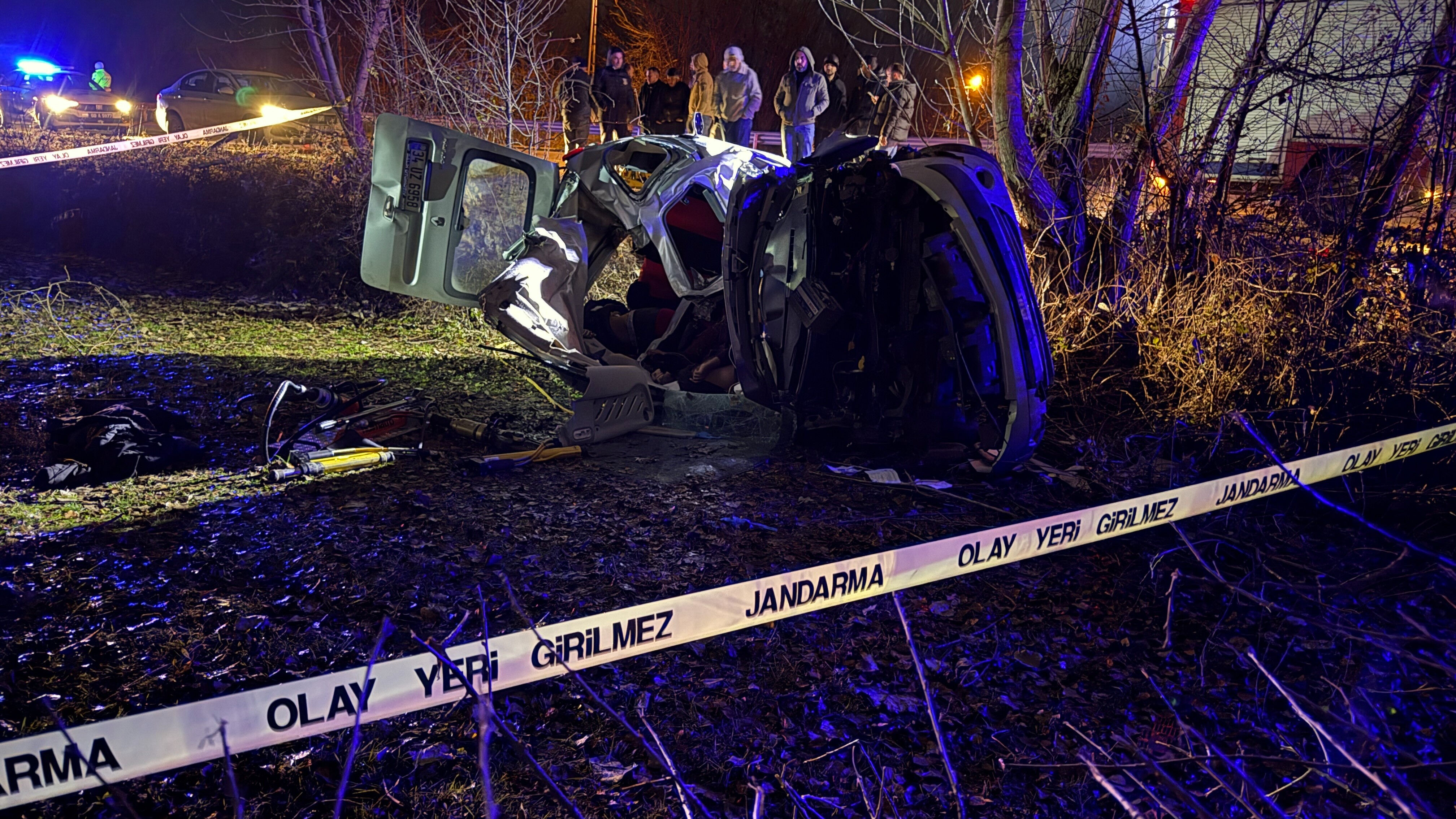 Yağış nedeniyle kontrolden çıktı! Devrilen araçtaki 3 kişi hayatını kaybetti - 2. Resim