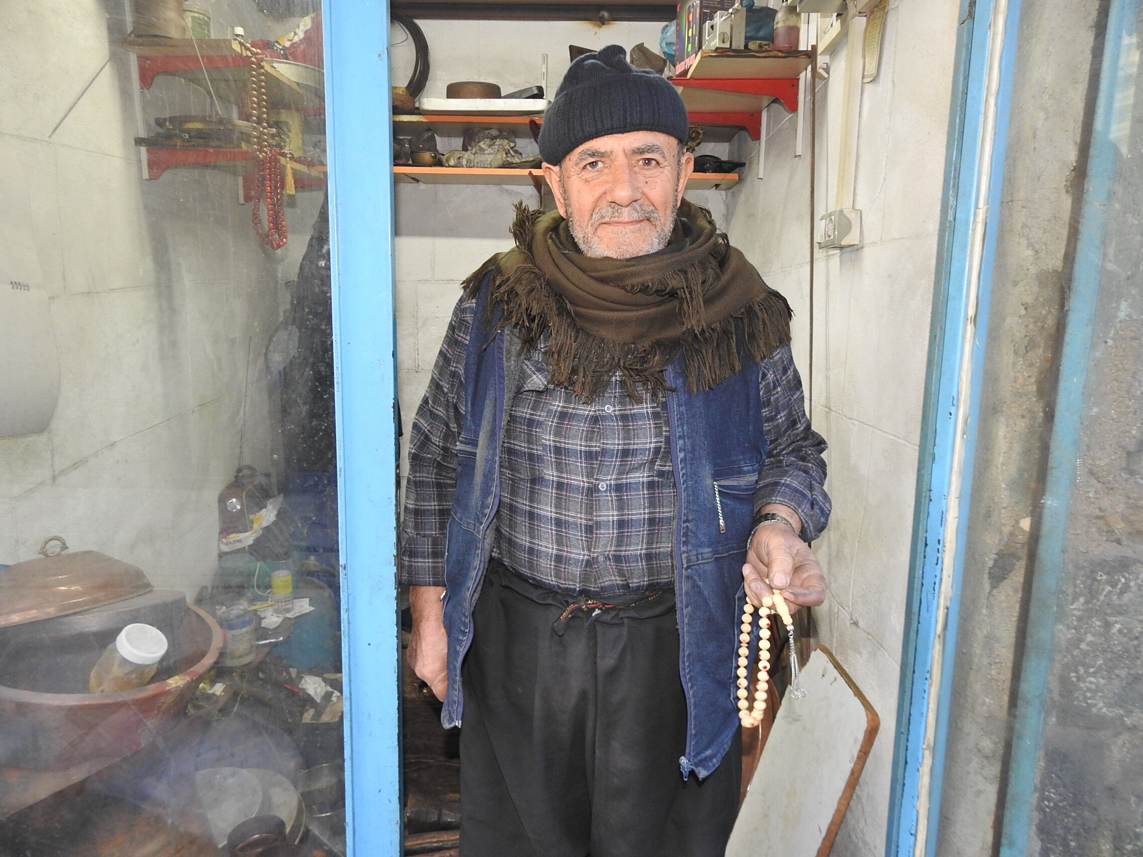 1 metrekarelik dükkanda geçen ömür! 71 yıldır bu işi yapıyor - 2. Resim