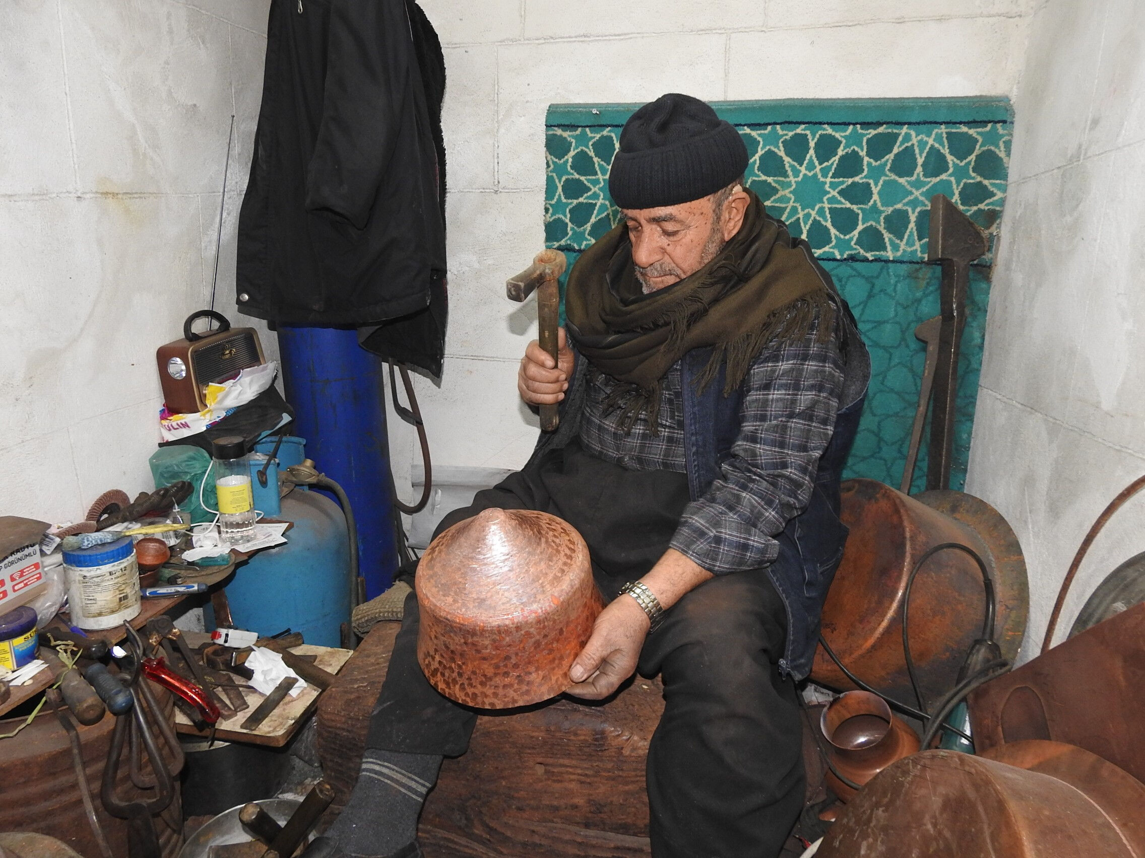 1 metrekarelik dükkanda geçen ömür! 71 yıldır bu işi yapıyor - 1. Resim