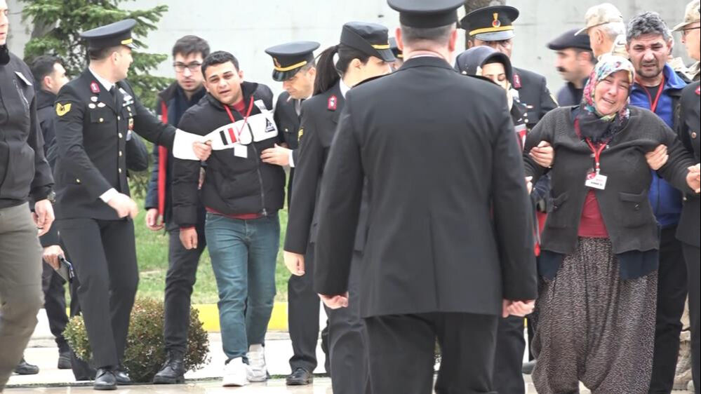 Ateş yüne düştüğü yeri yaktı! Şehit Çavuş Nurettin Yaşar için düzenlenen törene 8 aylık kızı da katıldı - 4. Resim