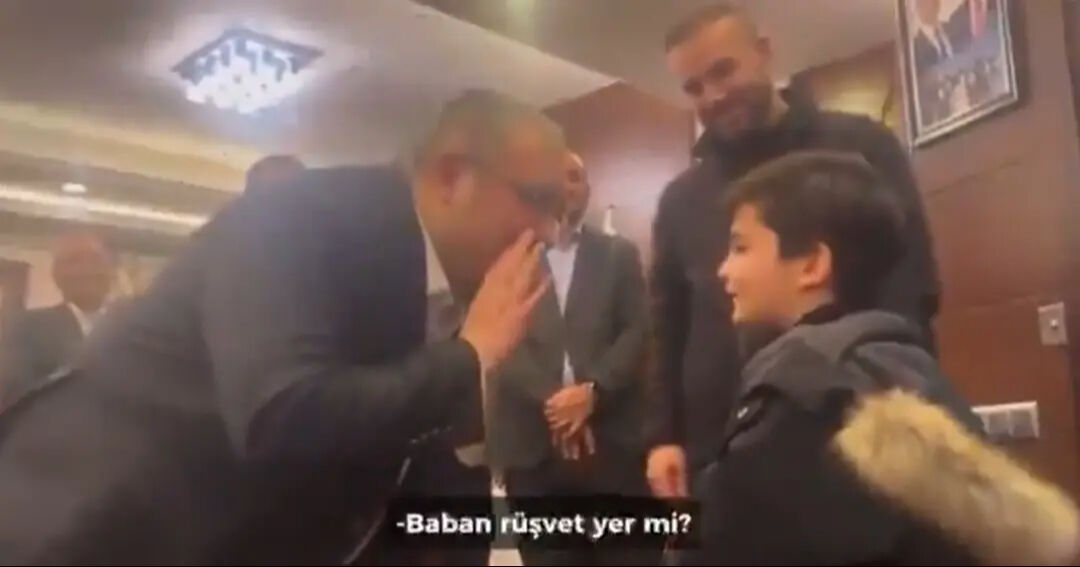 CHP'li Belediye Başkanı Mesut Özarslan'dan skandal diyalog! Küçücük çocuğa 'baban hırsız mı' diyerek kahkahalar attı - 1. Resim