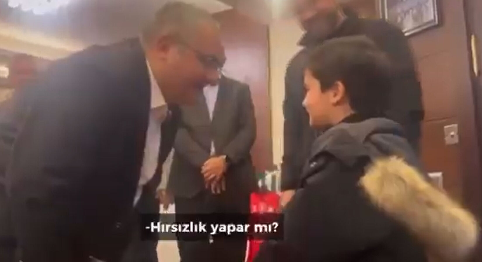 CHP'li Belediye Başkanı Mesut Özarslan'dan skandal diyalog! Küçücük çocuğa 'baban hırsız mı' diyerek kahkahalar attı - 3. Resim