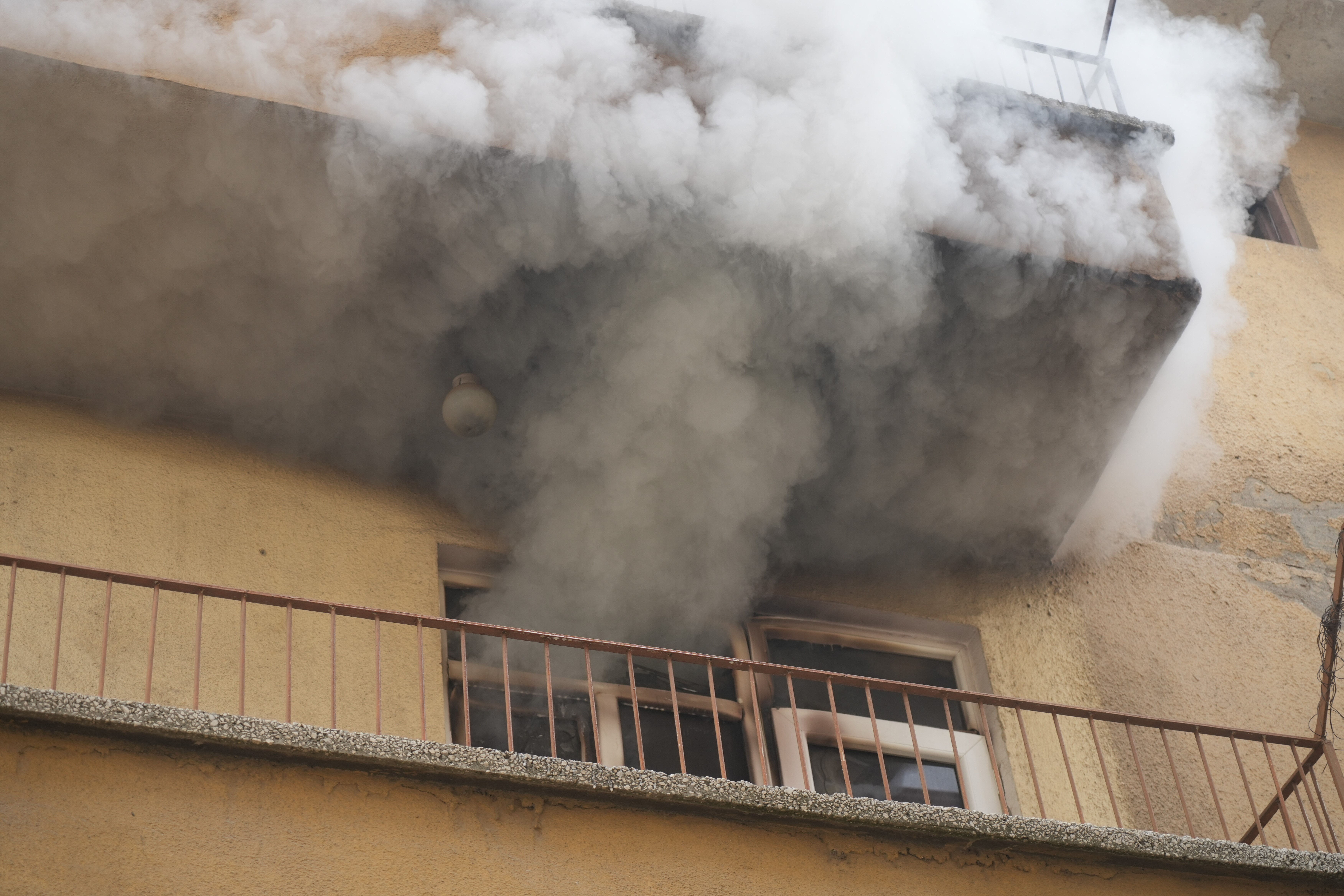 Elektrikli şofben evi yaktı! İtfaiyeden papağana kalp masajı - 2. Resim