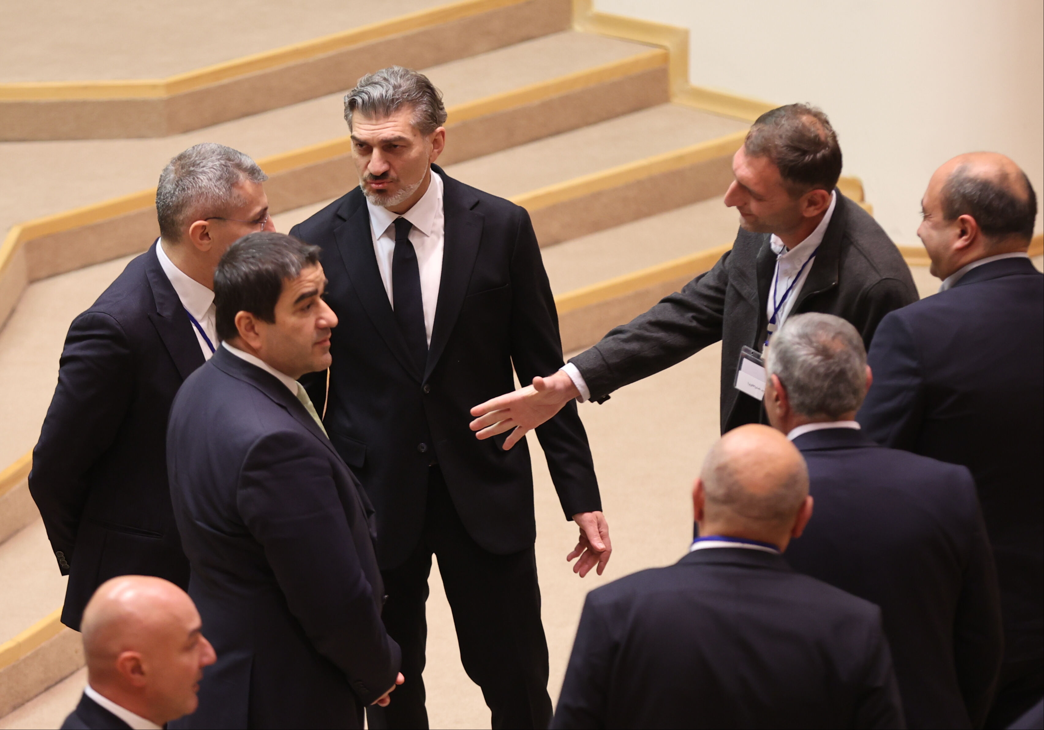 Eski futbolcu cumhurbaşkanı oldu! Komşuda kriz büyüyor - 1. Resim