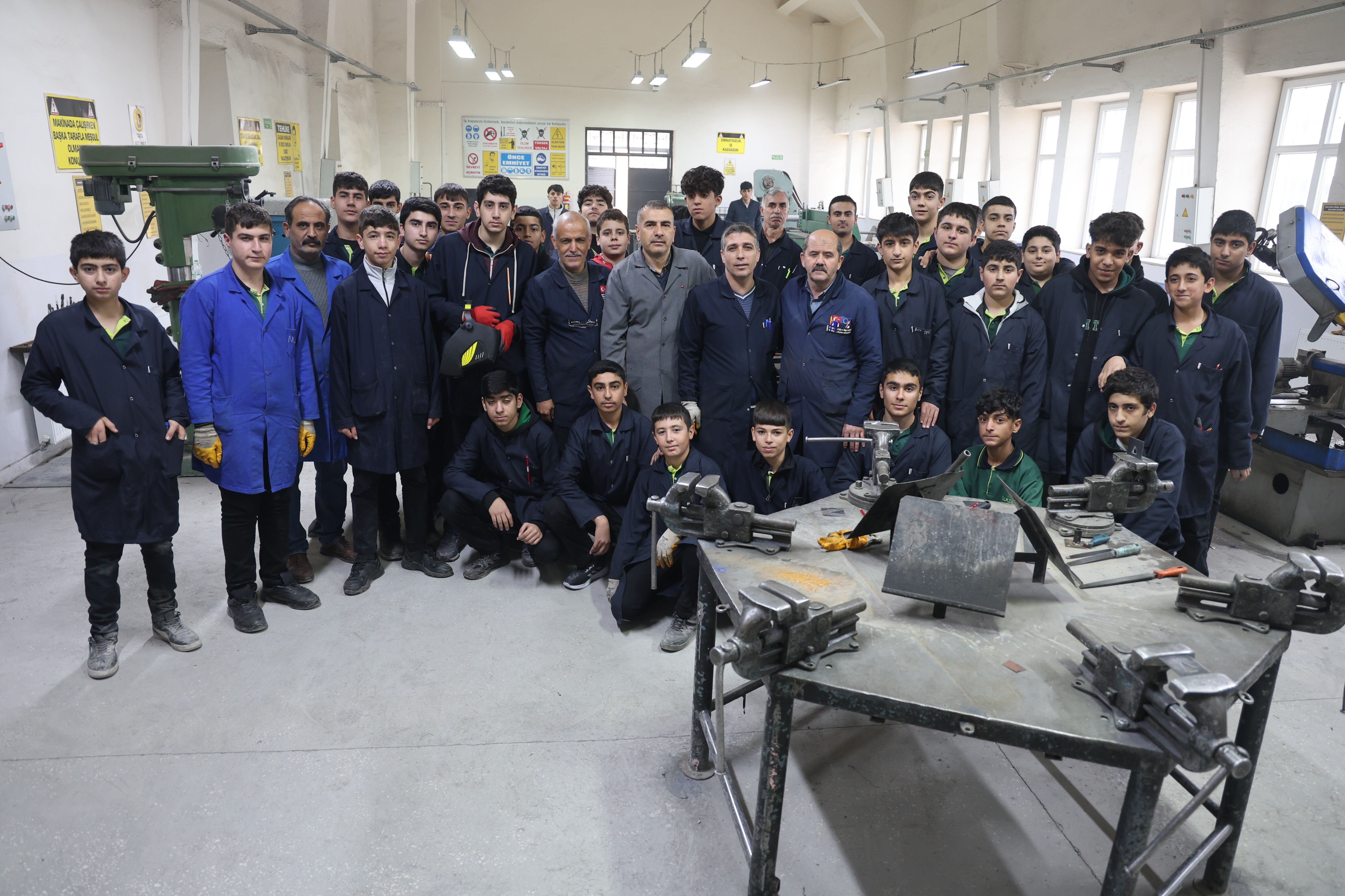 Fabrika gibi okul! 1 yılda 7 milyon lira ciro yaptılar, öğrenciler okurken para kazanıyor Fabrika gibi okul! 1 yılda 7 milyon lira ciro yaptılar, öğrenciler okurken para kazanıyor - 1. Resim