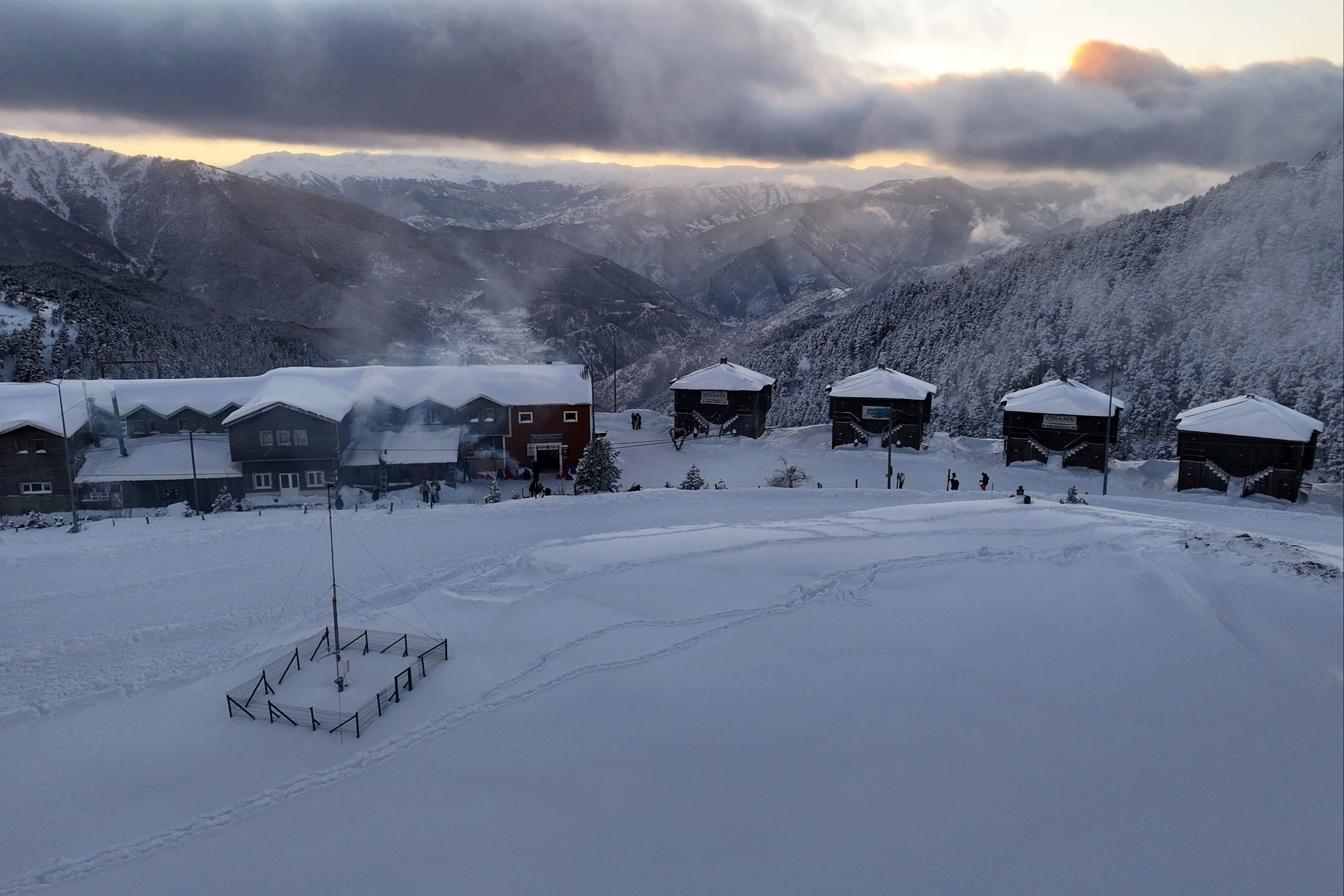 Hem sahile yakın, hem bir metre kar var! Tatilciler o bölgeye akın ediyor - 1. Resim