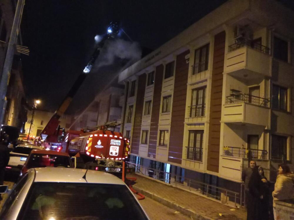 İstanbul'da gece yarısı sıcak saatler! Binada yangın çıktı, insanlar tahliye edildi İstanbul'da gece yarısı sıcak saatler! Binada yangın çıktı, insanlar tahliye edildi - 1. Resim