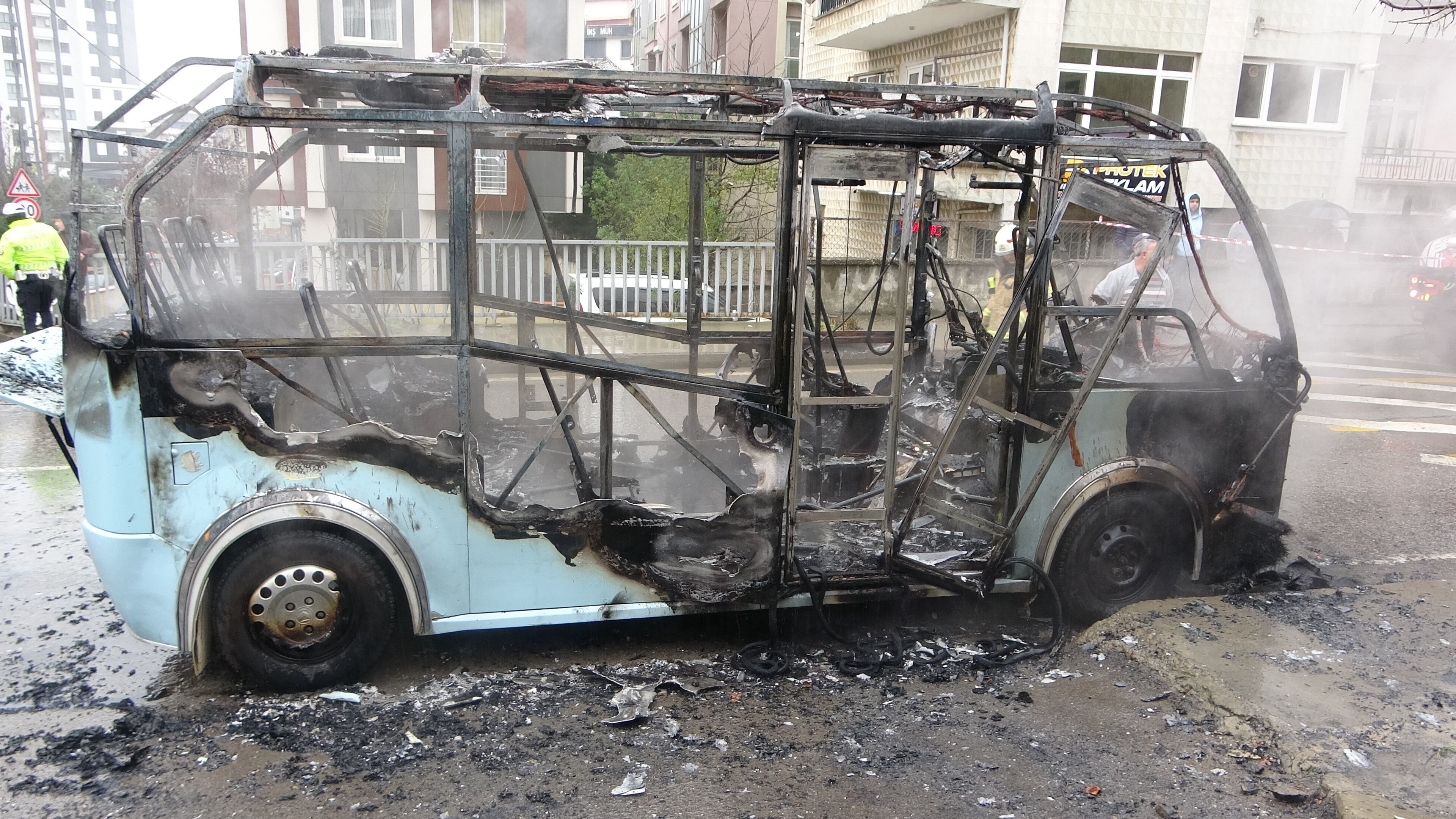 İstanbul'da yolcu dolu minibüs alev aldı! Geriye adeta hurda yığını kaldı İstanbul'da yolcu dolu minibüs alev aldı! Geriye adeta hurda yığını kaldı - 1. Resim