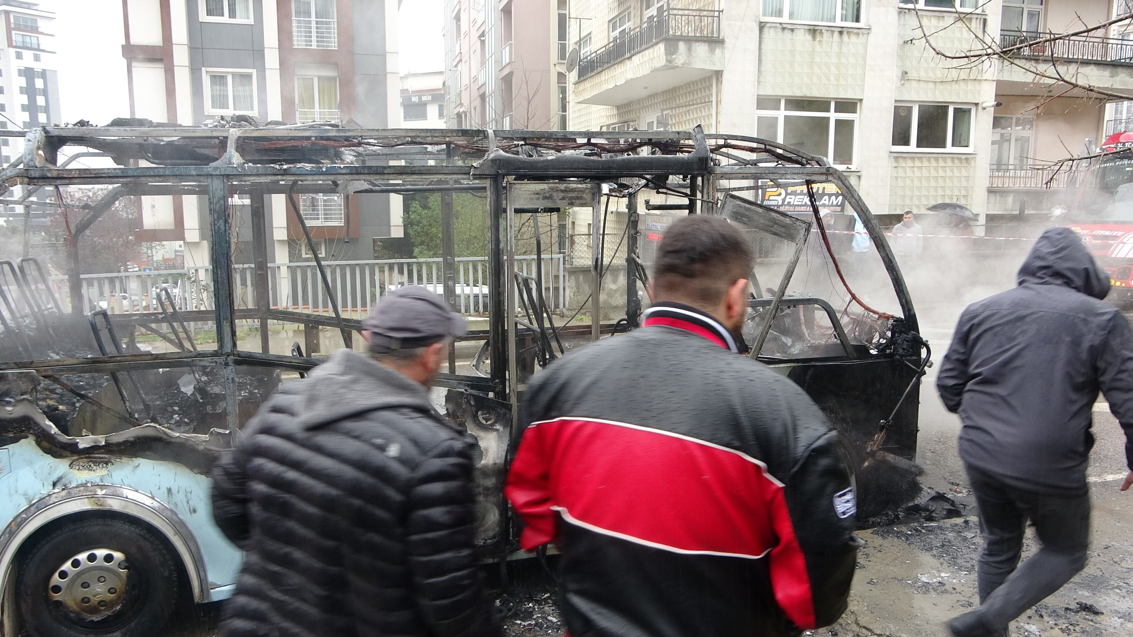 İstanbul'da yolcu dolu minibüs alev aldı! Geriye adeta hurda yığını kaldı İstanbul'da yolcu dolu minibüs alev aldı! Geriye adeta hurda yığını kaldı - 2. Resim