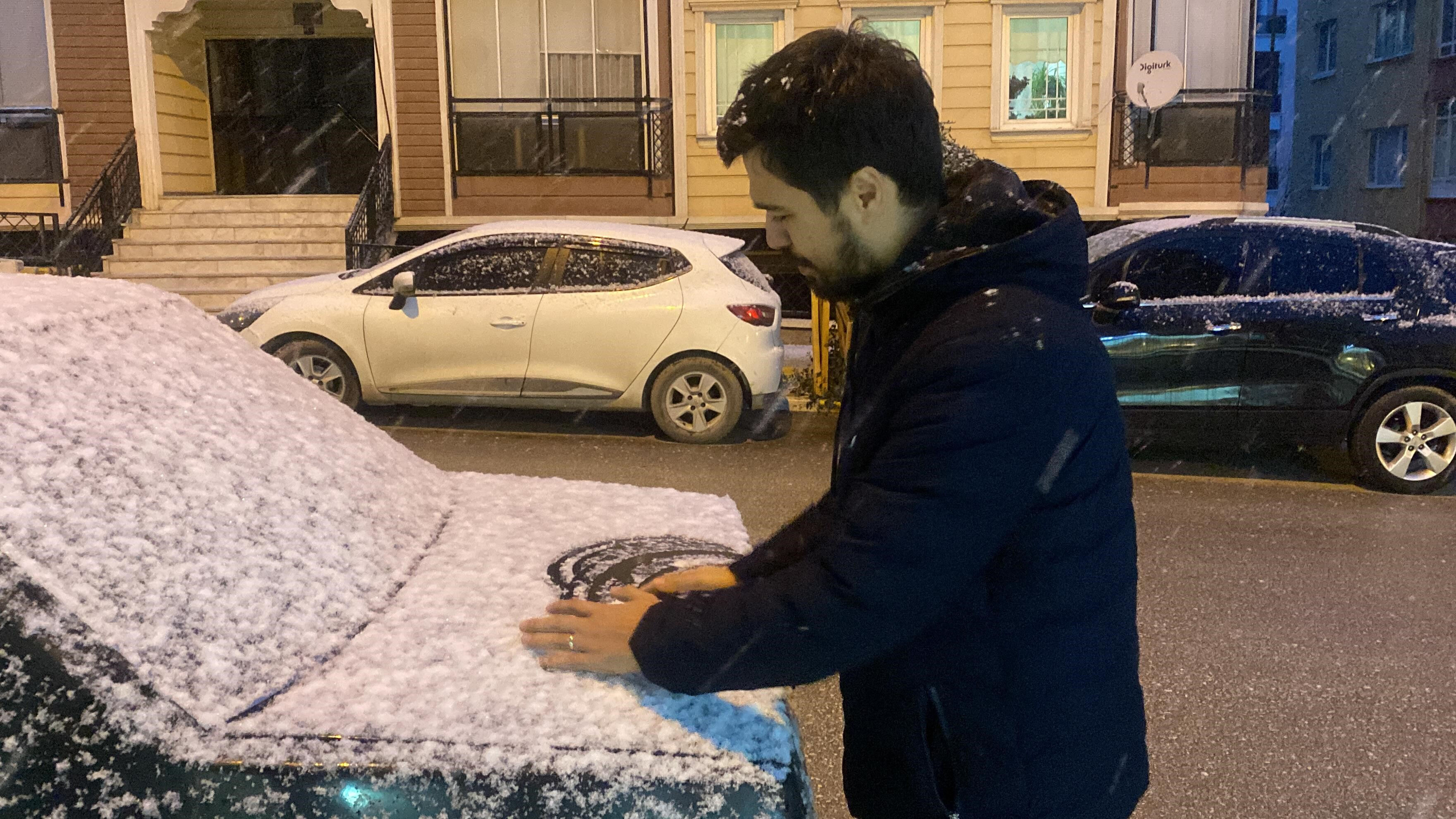 İstanbul'un yanı başında kar keyfi! Lapa lapa yağdı, gören dışarı koştu - 4. Resim