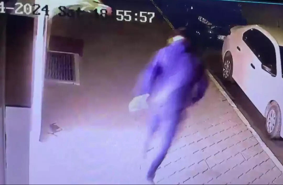 Kar maskeli 3 kişi AK Parti İl Başkanlığı binasına molotof attı! - 2. Resim