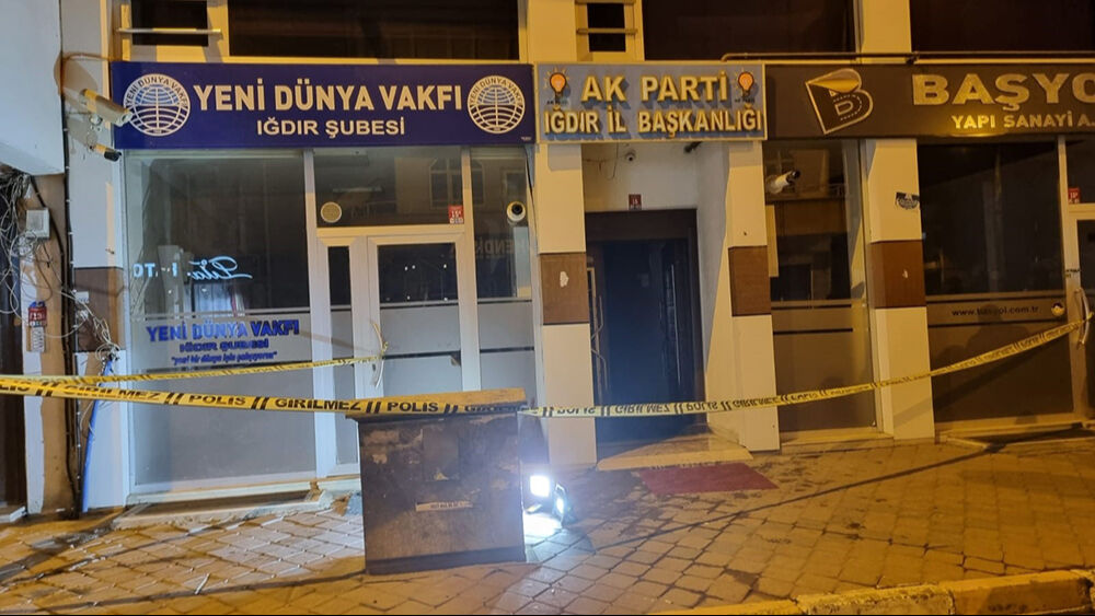 Kar maskeli 3 kişi AK Parti İl Başkanlığı binasına molotof attı! - 1. Resim
