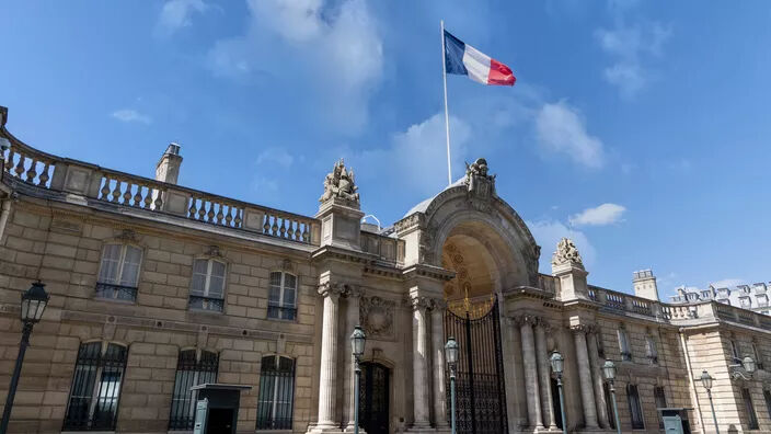 Macron'a saldırı şoku! Elysee Sarayı'na havai fişek fırlatıldı, yaralılar var - 2. Resim