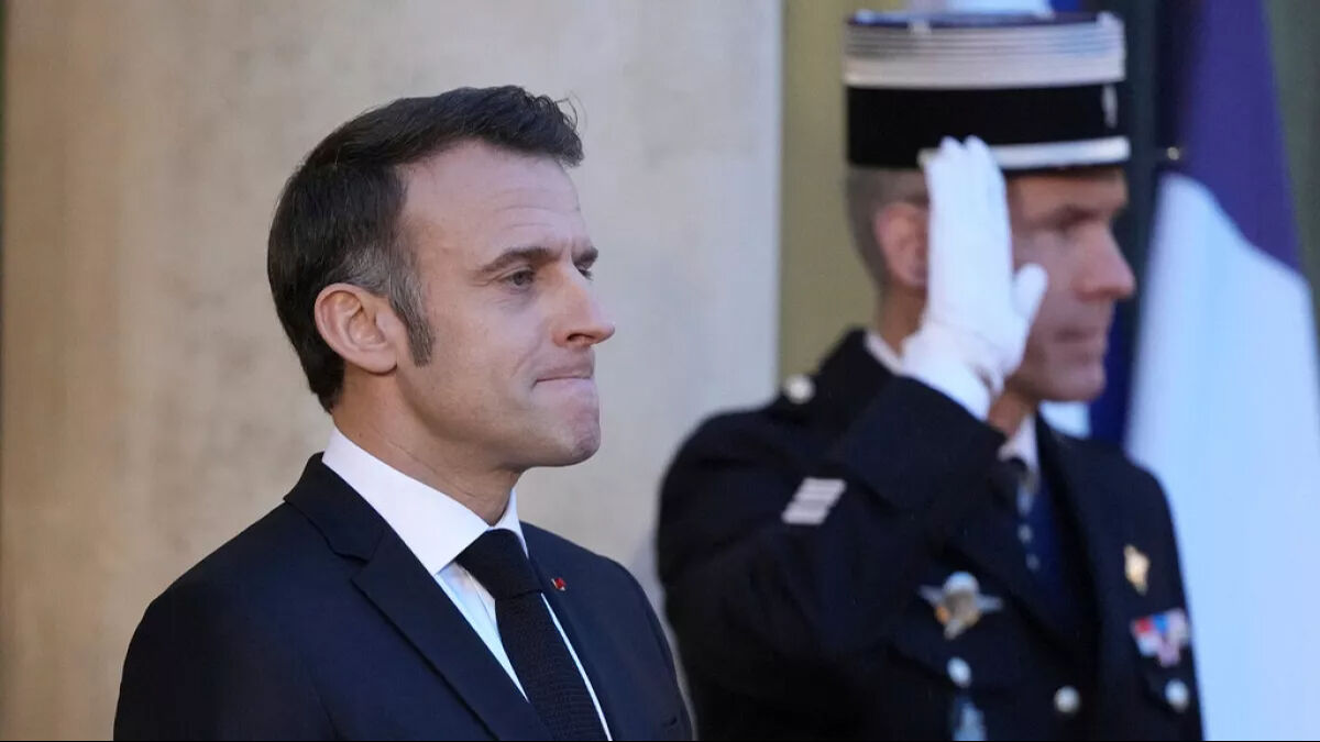 Macron'a saldırı şoku! Elysee Sarayı'na havai fişek fırlatıldı, yaralılar var - 1. Resim