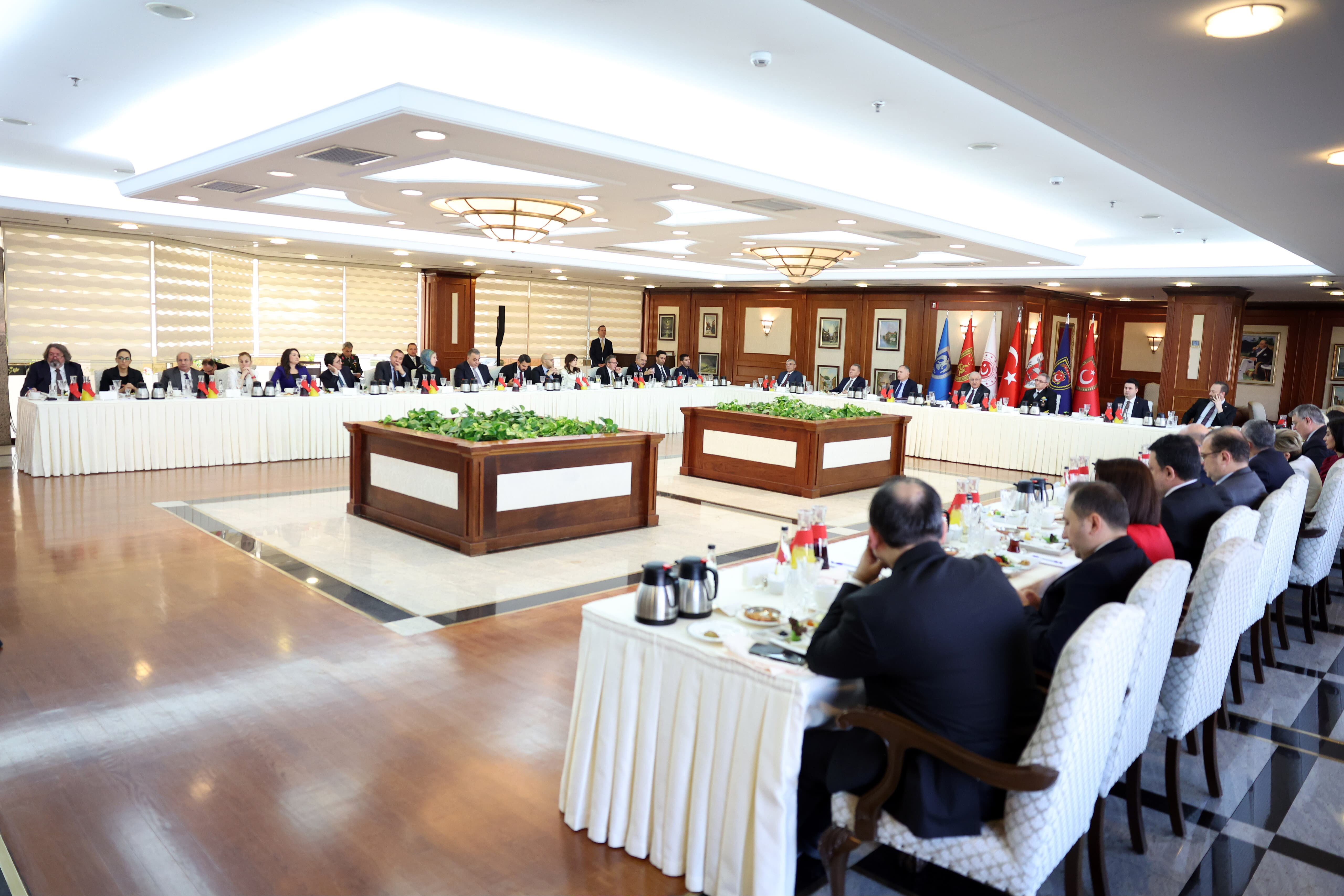 Milli Savunma Bakanı Yaşar Güler’den 'Suriye' açıklaması: PKK/YPG Suriye’den tasfiye edilecek Milli Savunma Bakanı Yaşar Güler’den 'Suriye' açıklaması: PKK/YPG Suriye’den tasfiye edilecek - 2. Resim