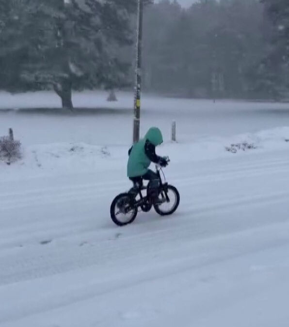 Sabah uyanıp dışarı bakanlar şoke oldu! Aniden bastıran kar, her yeri bembeyaz yaptı Sabah uyanıp dışarı bakanlar şoke oldu! Aniden bastıran kar, her yeri bembeyaz yaptı - 2. Resim