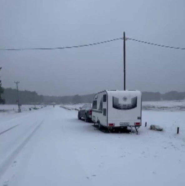 Sabah uyanıp dışarı bakanlar şoke oldu! Aniden bastıran kar, her yeri bembeyaz yaptı Sabah uyanıp dışarı bakanlar şoke oldu! Aniden bastıran kar, her yeri bembeyaz yaptı - 1. Resim