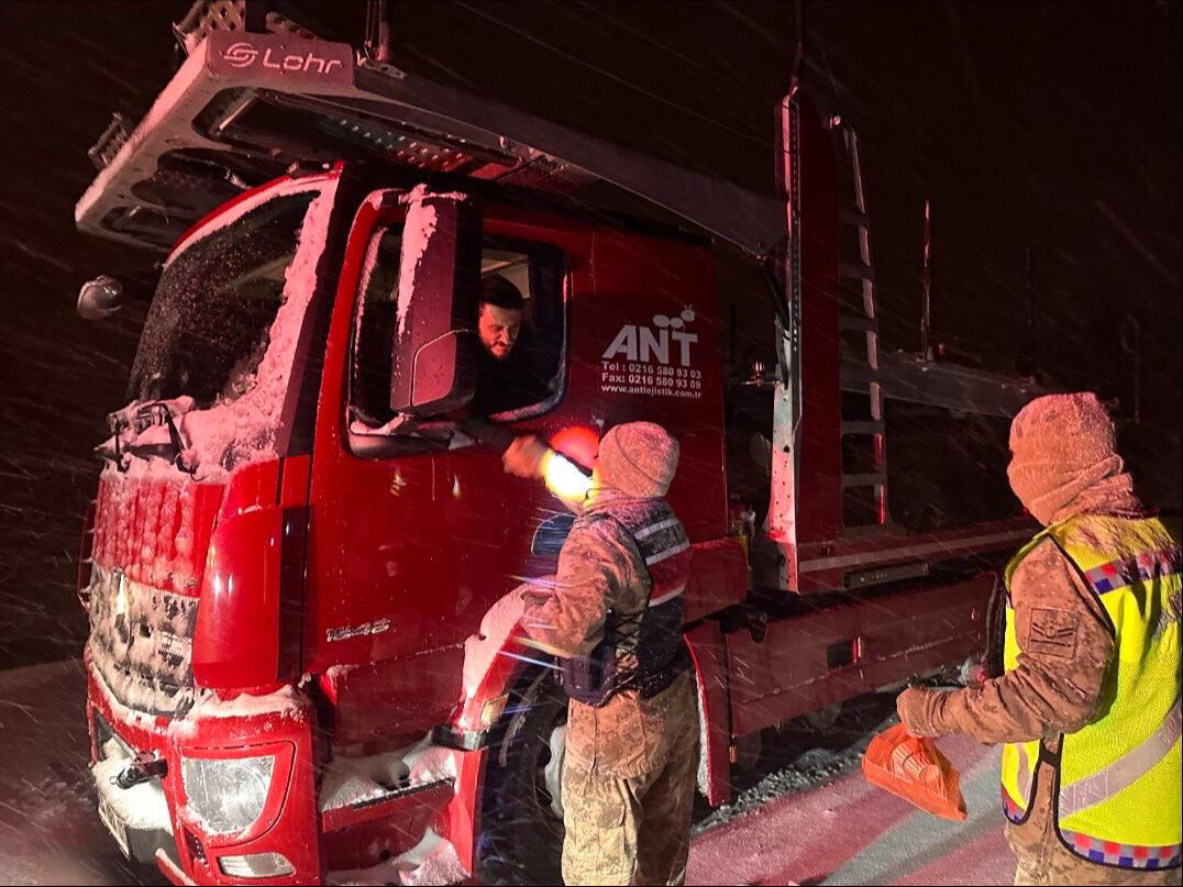 Şehirler beyaz örtüyle kaplandı, kar kalınlığı 1 metreye yaklaştı - 2. Resim