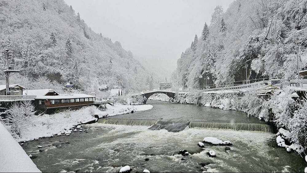 Şehirler beyaz örtüyle kaplandı, kar kalınlığı 1 metreye yaklaştı - 3. Resim