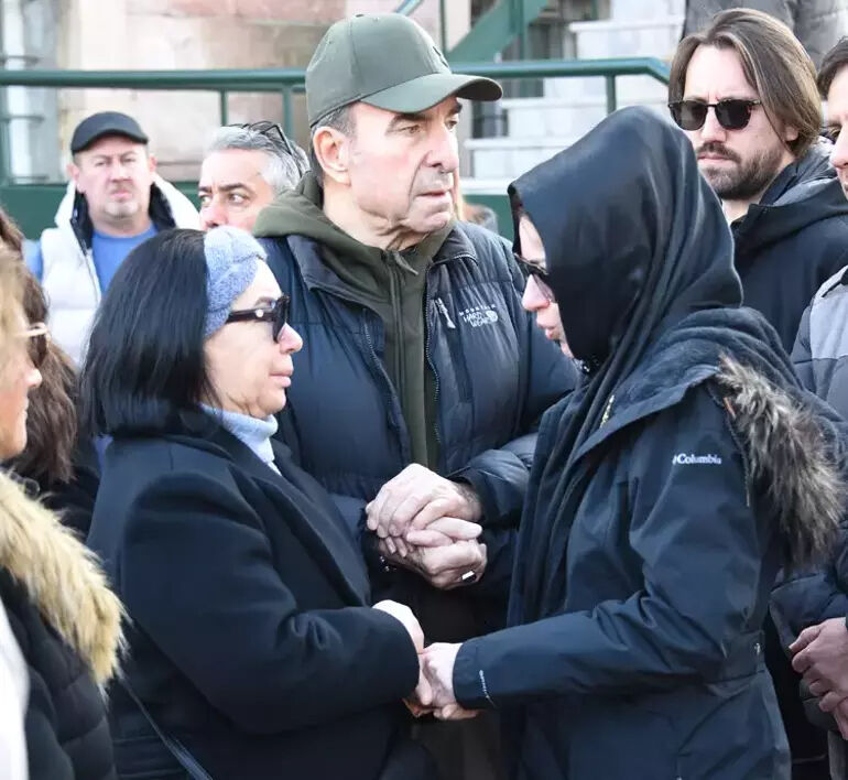 Ünlü oyuncu İpek Tuzcuoğlu'nun acı günü! Cenazede ayakta durmakta zorlandı - 3. Resim