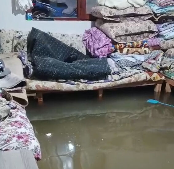 Antalya'da sağanak! Ev ve seraları su bastı, kaya parçaları yolu kapattı - 1. Resim