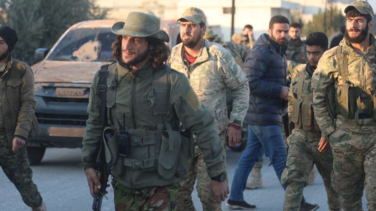 Colani Suriye'deki silahlı gruplara ne olacağını açıkladı! Suriye nasıl yönetilecek? Colani Suriye'deki silahlı gruplara ne olacağını açıkladı! Suriye nasıl yönetilecek? - 3. Resim