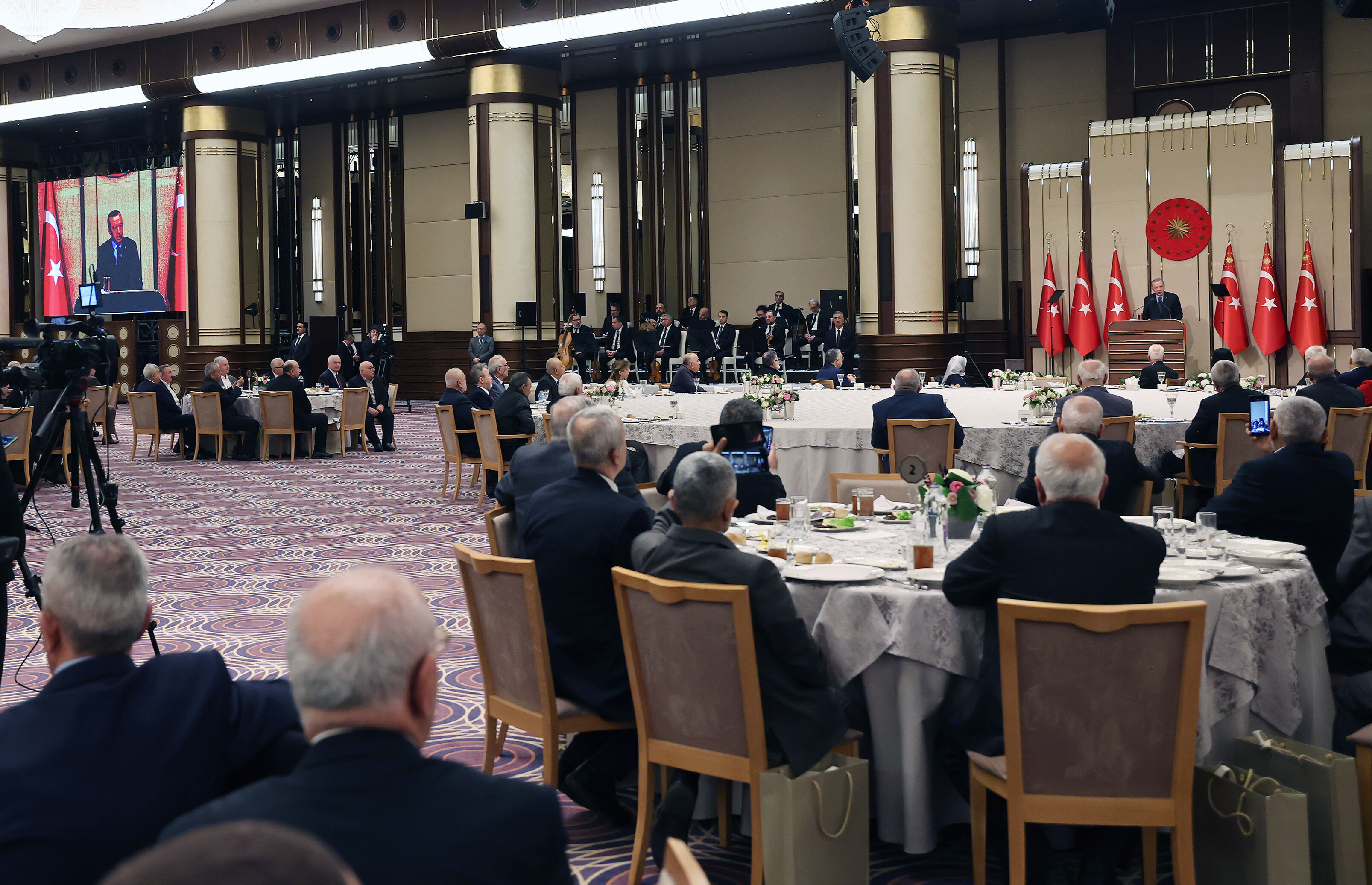 Erdoğan'dan emekli maaşı ve asgari ücret mesajı! Özgür Özel'e seslenerek muhalefeti topa tuttu - 4. Resim