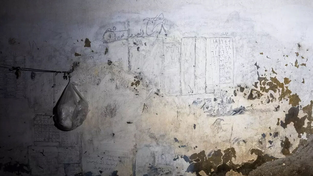 Esad'ın işkence merkezinden tüyleri ürperten kareler! Türkçe yazılar dikkat çekti - 9. Resim