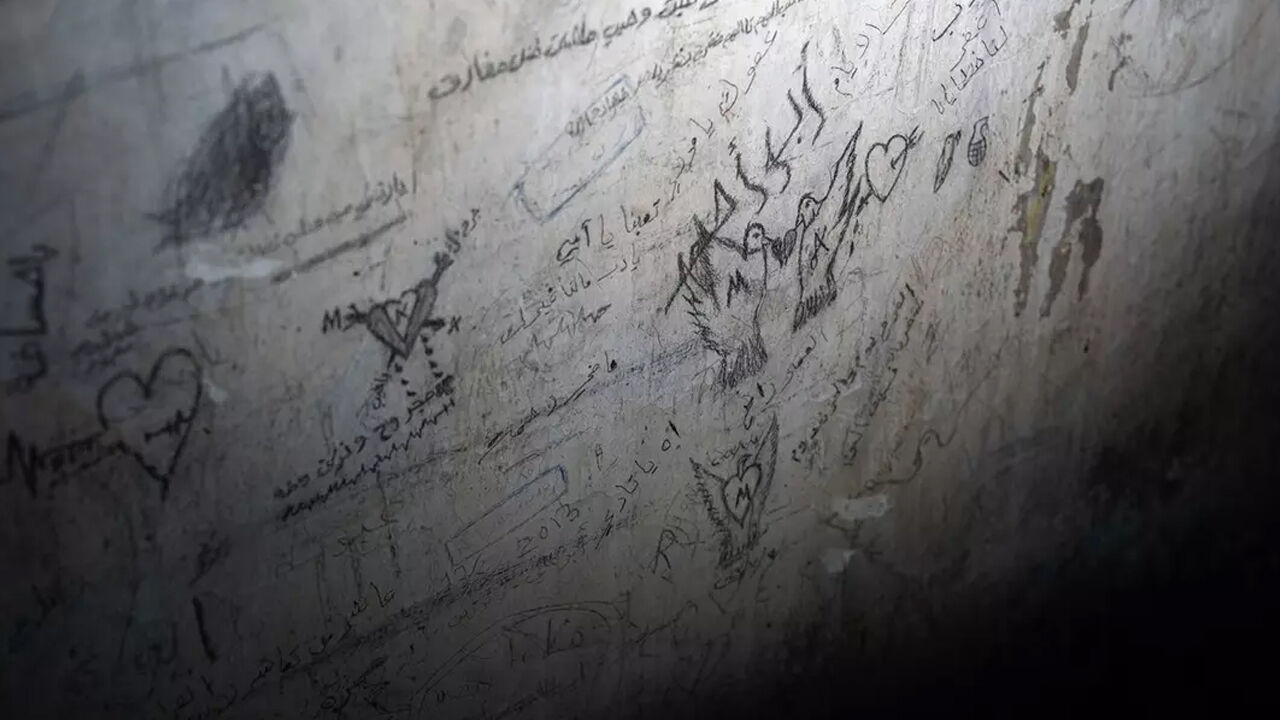 Esad'ın işkence merkezinden tüyleri ürperten kareler! Türkçe yazılar dikkat çekti - 14. Resim