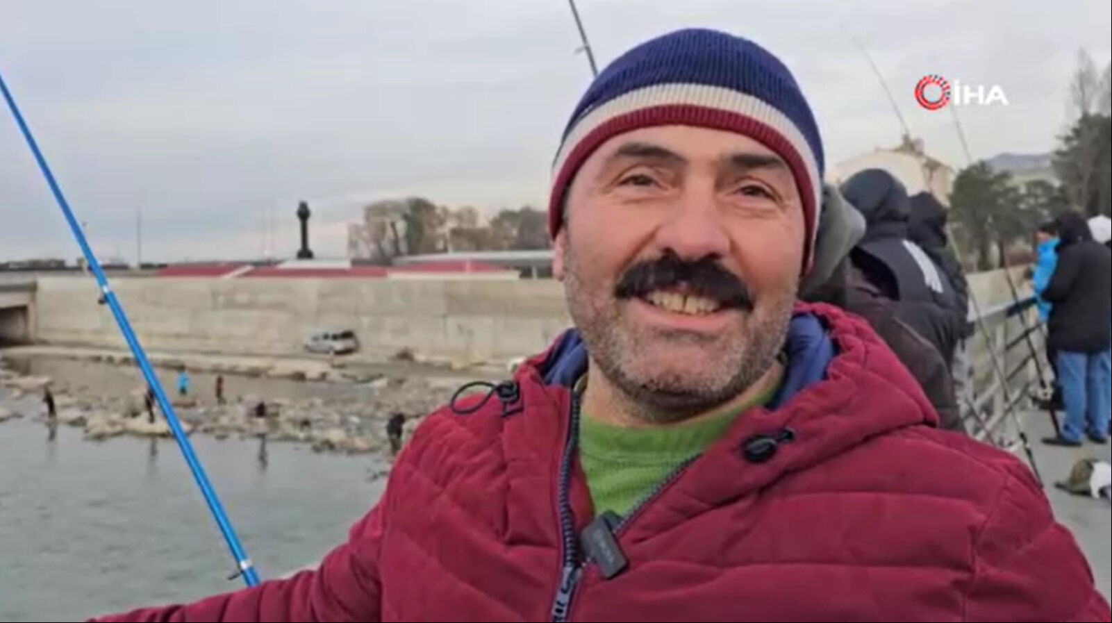Balık tutmak için gelen bir vatandaş da "Akşam haberleri dinleyip sabah geldik. Burası ana baba günü. İyi gidiyor, var balık." ifadelerini kullandı.